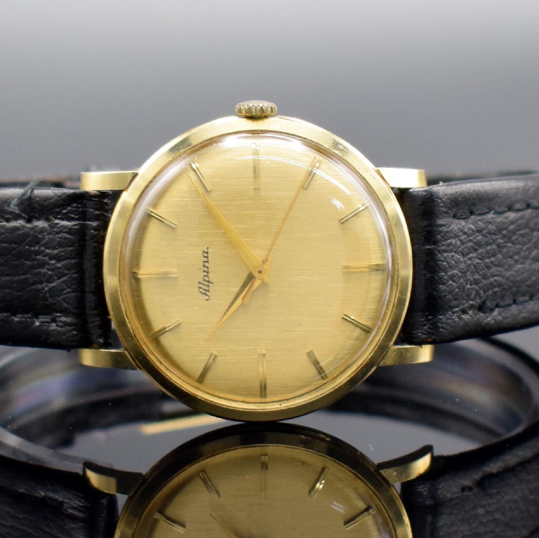 Detail a: ALPINA Herrenarmbanduhr in GG 585/000, Schweiz um 1960, Handaufzug, 3-teil. Gehäuse, Boden & Glasrand aufgedr., gold. Zifferbl. m. aufges. ...