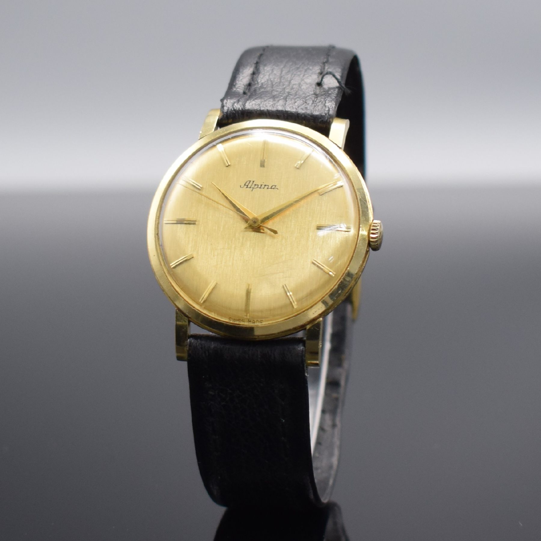 Detail b: ALPINA Herrenarmbanduhr in GG 585/000, Schweiz um 1960, Handaufzug, 3-teil. Gehäuse, Boden & Glasrand aufgedr., gold. Zifferbl. m. aufges. ...
