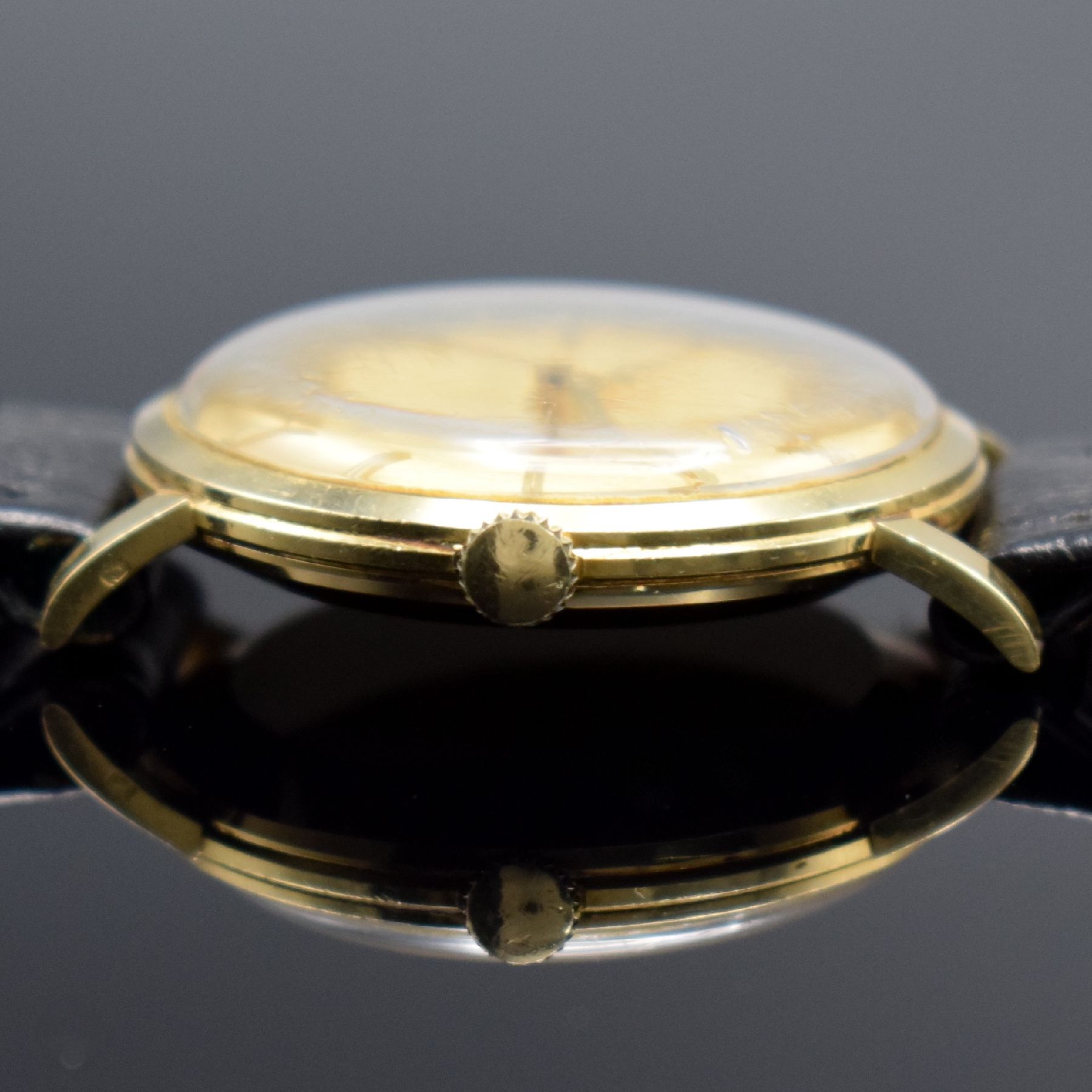 Detail d: ALPINA Herrenarmbanduhr in GG 585/000, Schweiz um 1960, Handaufzug, 3-teil. Gehäuse, Boden & Glasrand aufgedr., gold. Zifferbl. m. aufges. ...