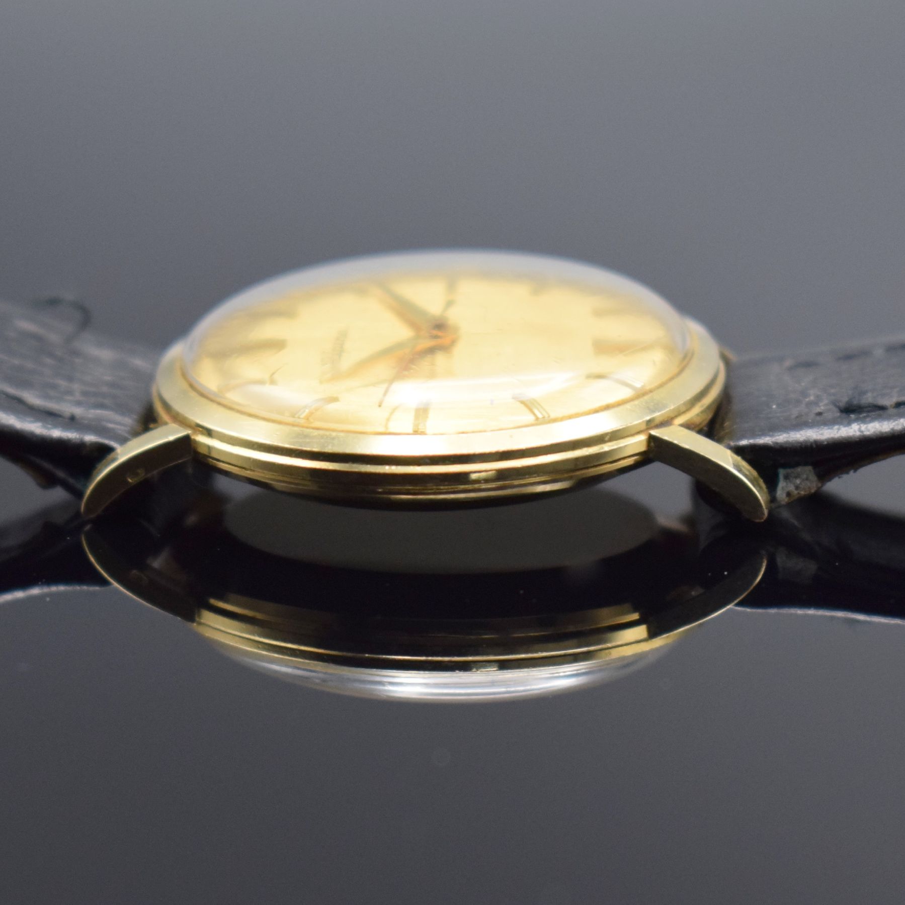Detail e: ALPINA Herrenarmbanduhr in GG 585/000, Schweiz um 1960, Handaufzug, 3-teil. Gehäuse, Boden & Glasrand aufgedr., gold. Zifferbl. m. aufges. ...
