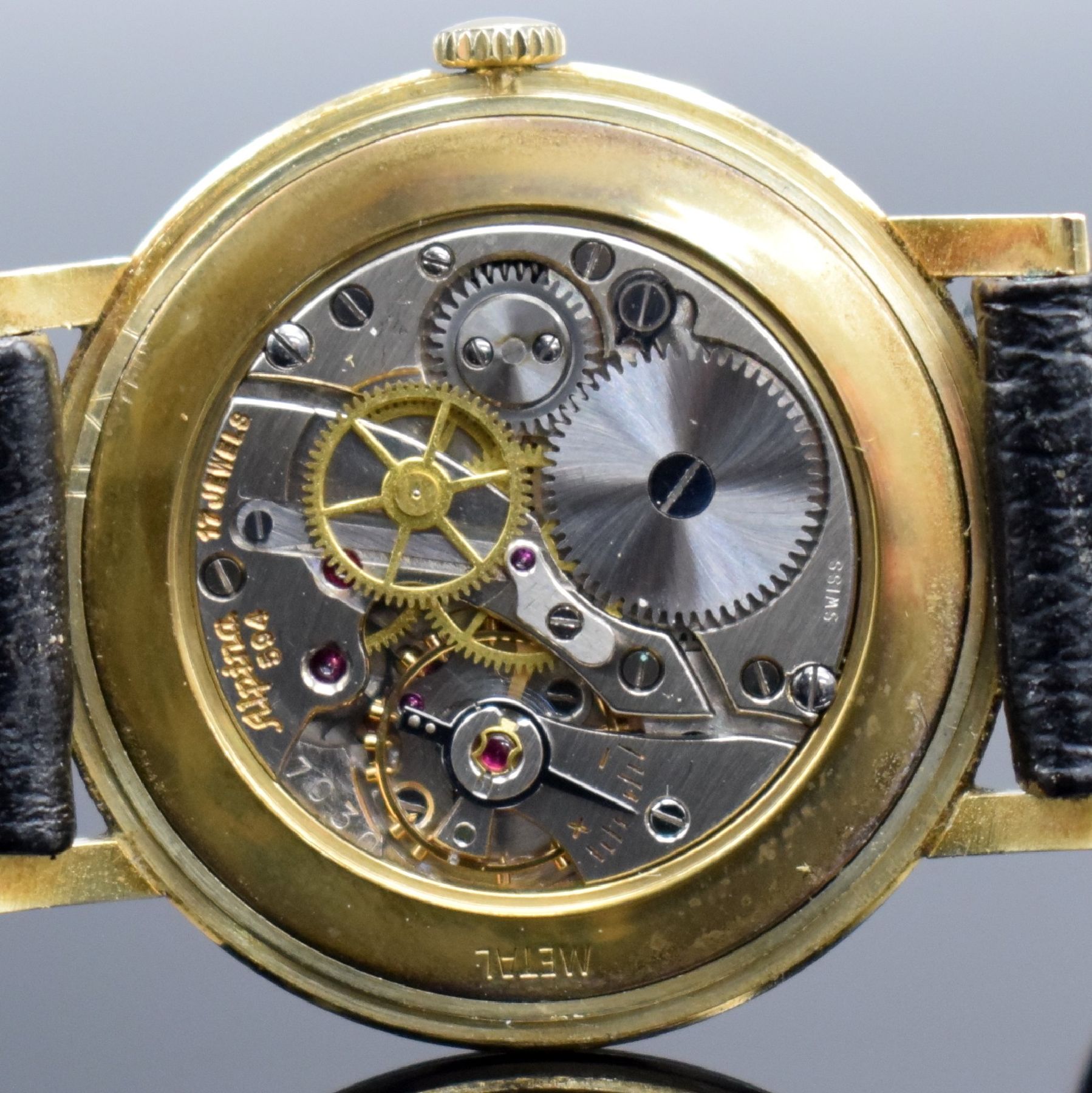 Detail g: ALPINA Herrenarmbanduhr in GG 585/000, Schweiz um 1960, Handaufzug, 3-teil. Gehäuse, Boden & Glasrand aufgedr., gold. Zifferbl. m. aufges. ...