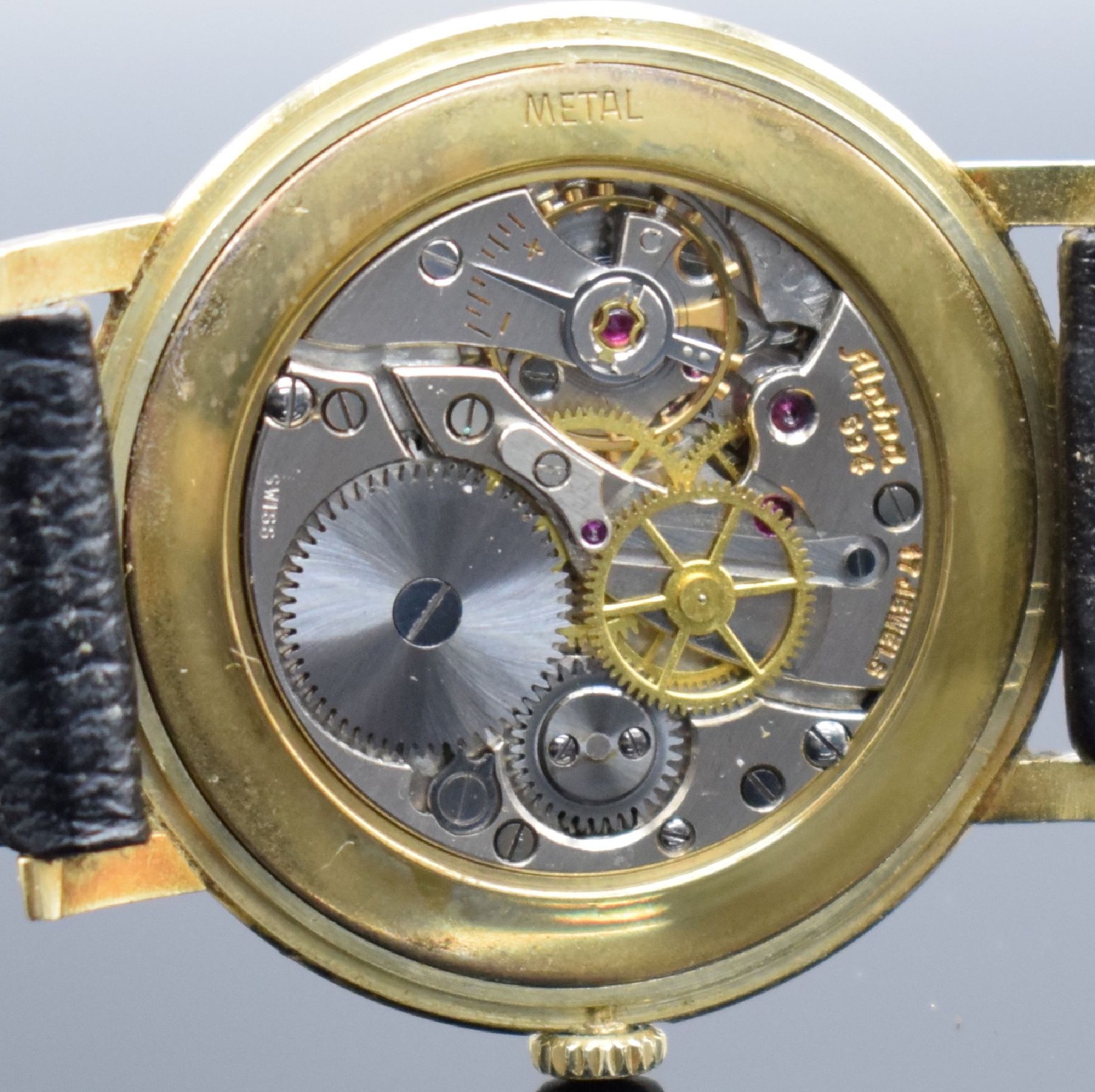 Detail h: ALPINA Herrenarmbanduhr in GG 585/000, Schweiz um 1960, Handaufzug, 3-teil. Gehäuse, Boden & Glasrand aufgedr., gold. Zifferbl. m. aufges. ...