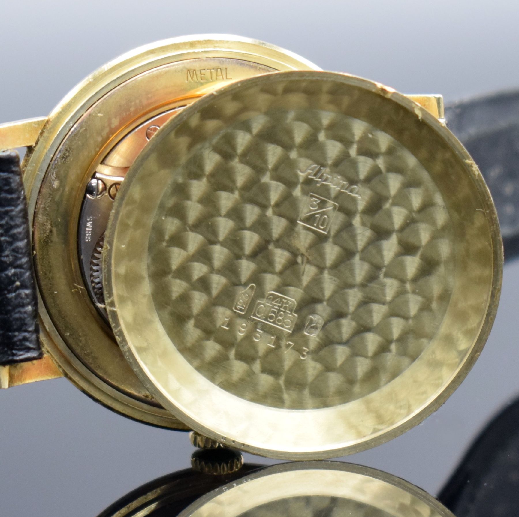 Detail i: ALPINA Herrenarmbanduhr in GG 585/000, Schweiz um 1960, Handaufzug, 3-teil. Gehäuse, Boden & Glasrand aufgedr., gold. Zifferbl. m. aufges. ...