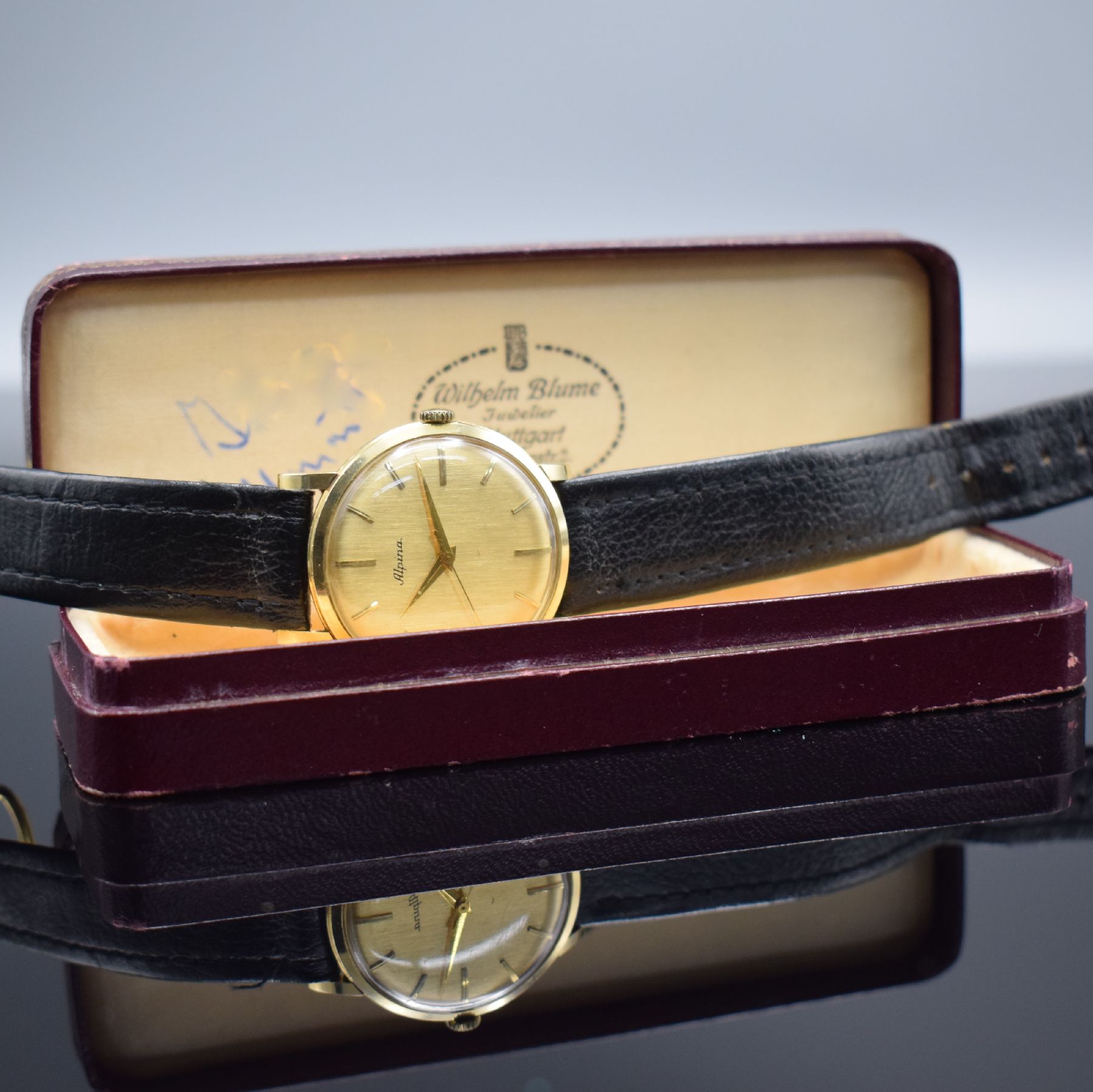 Detail j: ALPINA Herrenarmbanduhr in GG 585/000, Schweiz um 1960, Handaufzug, 3-teil. Gehäuse, Boden & Glasrand aufgedr., gold. Zifferbl. m. aufges. ...