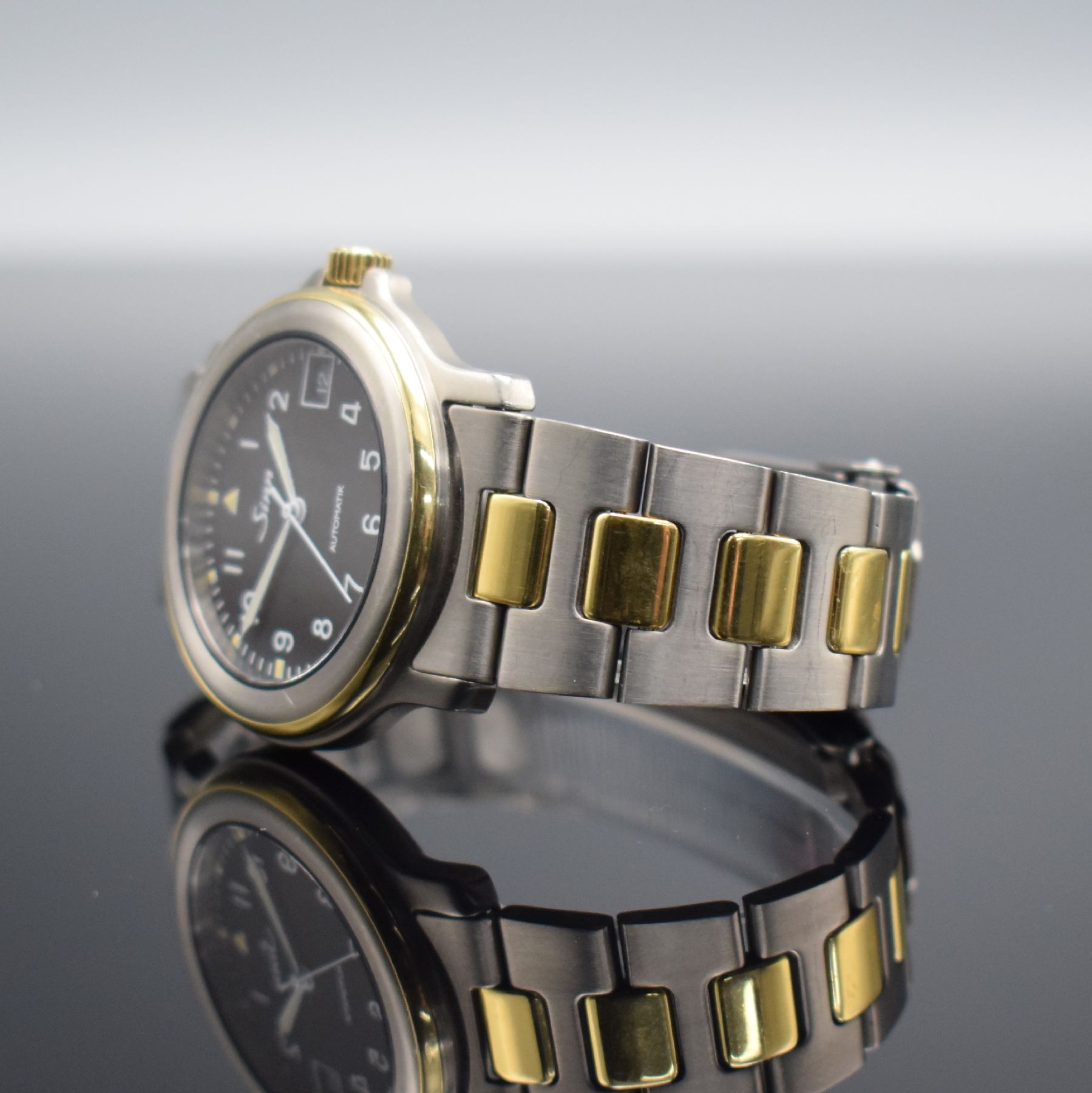 Detail d: SINN Chronometer Herrenarmbanduhr, Schweiz/ Deutschland um 1995, Automatik, Titan/Gold komb., Gliederband m. Faltschl., schwarzes Zifferbl. m. arab. ...