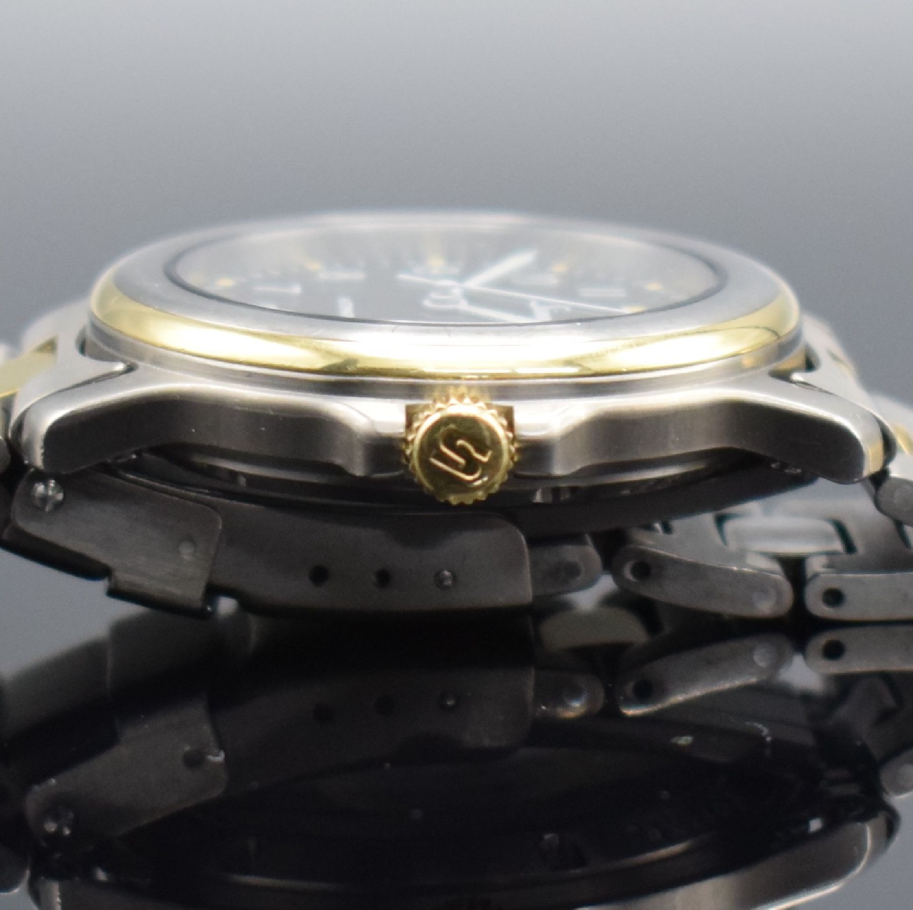 Detail g: SINN Chronometer Herrenarmbanduhr, Schweiz/ Deutschland um 1995, Automatik, Titan/Gold komb., Gliederband m. Faltschl., schwarzes Zifferbl. m. arab. ...