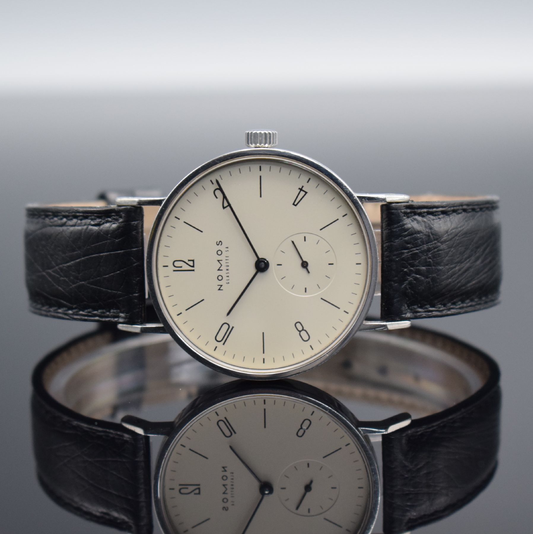 NOMOS Tangente Glashütte Herrenarmbanduhr, Handaufzug, 3-teil. Geh., Boden & Glasrand aufgedr., Zifferbl. m. arab. Zahlen & Strichindizes, schwarze ...