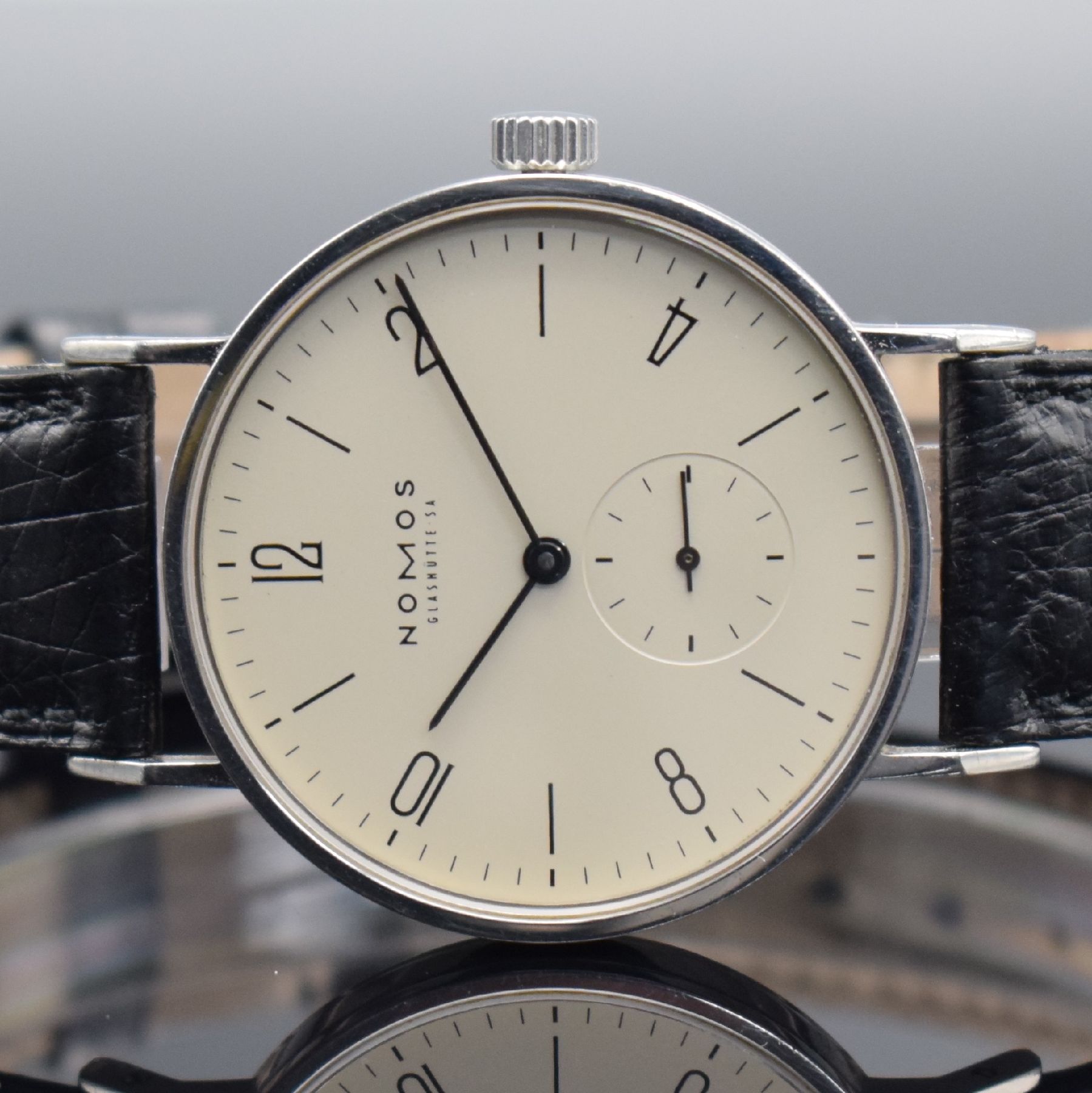 Detail a: NOMOS Tangente Glashütte Herrenarmbanduhr, Handaufzug, 3-teil. Geh., Boden & Glasrand aufgedr., Zifferbl. m. arab. Zahlen & Strichindizes, schwarze ...