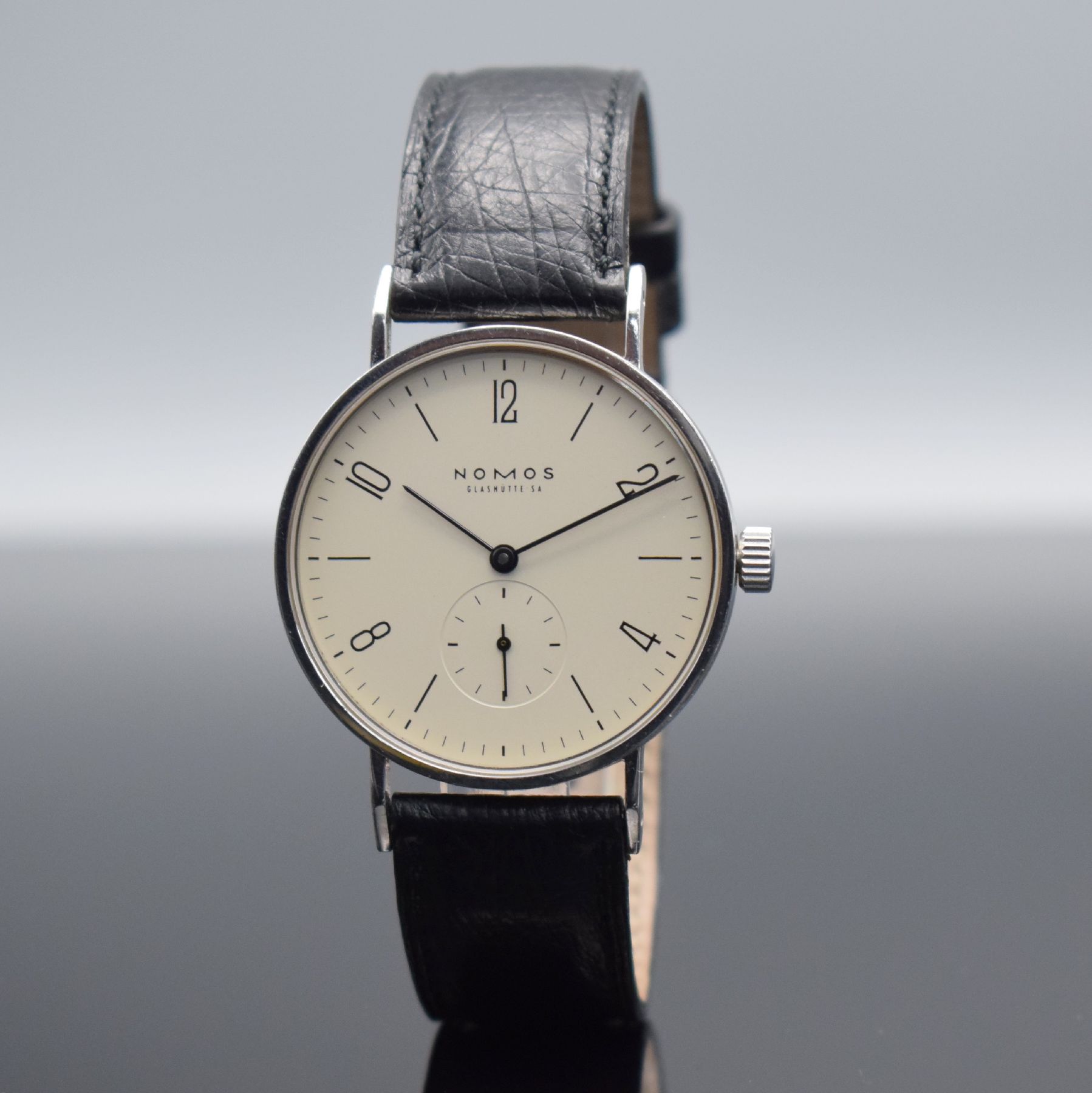 Detail b: NOMOS Tangente Glashütte Herrenarmbanduhr, Handaufzug, 3-teil. Geh., Boden & Glasrand aufgedr., Zifferbl. m. arab. Zahlen & Strichindizes, schwarze ...