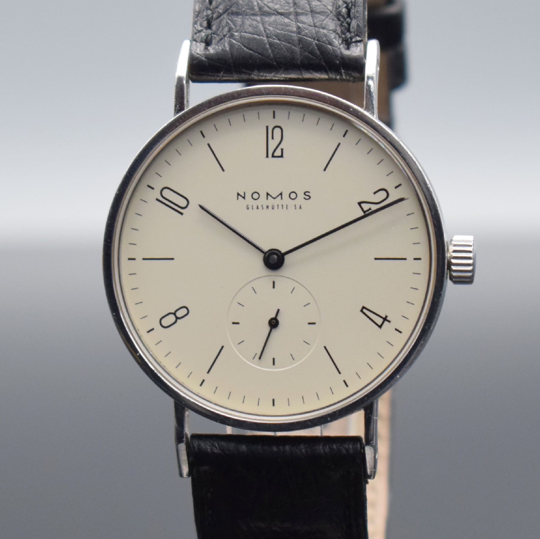 Detail c: NOMOS Tangente Glashütte Herrenarmbanduhr, Handaufzug, 3-teil. Geh., Boden & Glasrand aufgedr., Zifferbl. m. arab. Zahlen & Strichindizes, schwarze ...
