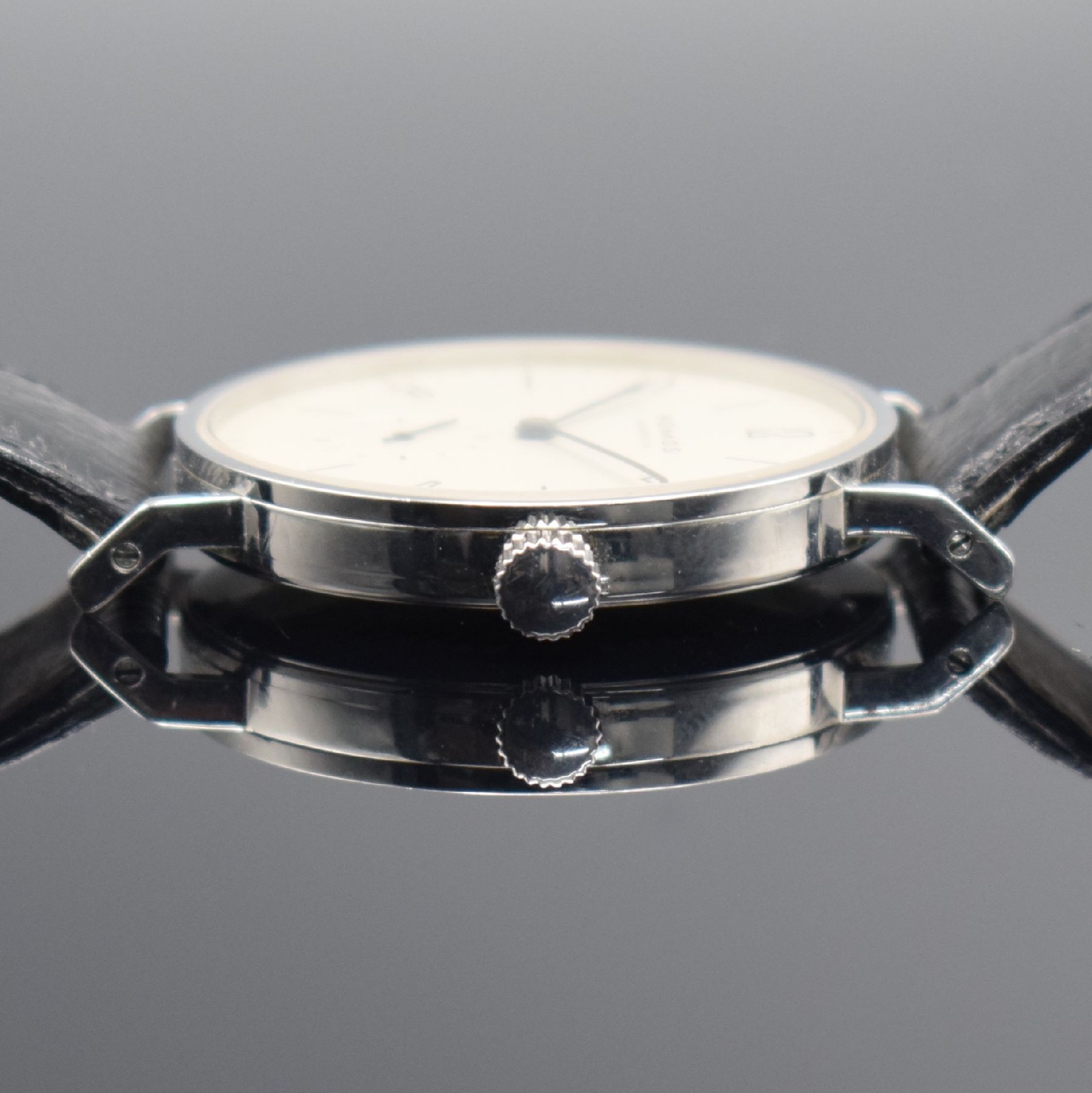Detail d: NOMOS Tangente Glashütte Herrenarmbanduhr, Handaufzug, 3-teil. Geh., Boden & Glasrand aufgedr., Zifferbl. m. arab. Zahlen & Strichindizes, schwarze ...
