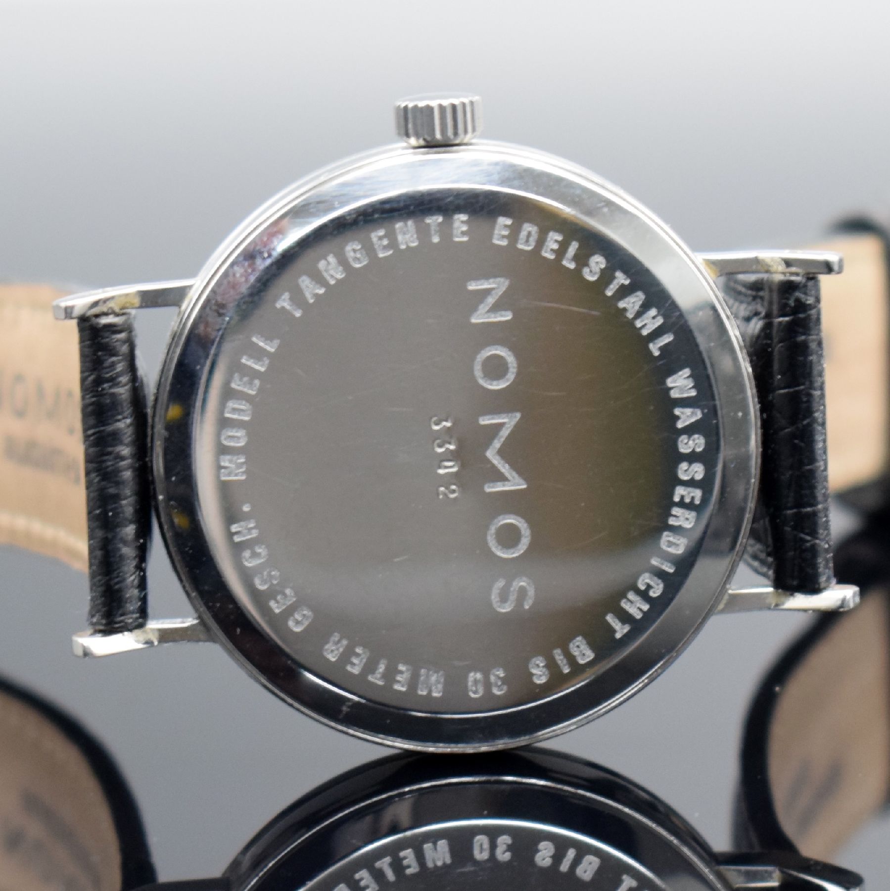 Detail f: NOMOS Tangente Glashütte Herrenarmbanduhr, Handaufzug, 3-teil. Geh., Boden & Glasrand aufgedr., Zifferbl. m. arab. Zahlen & Strichindizes, schwarze ...