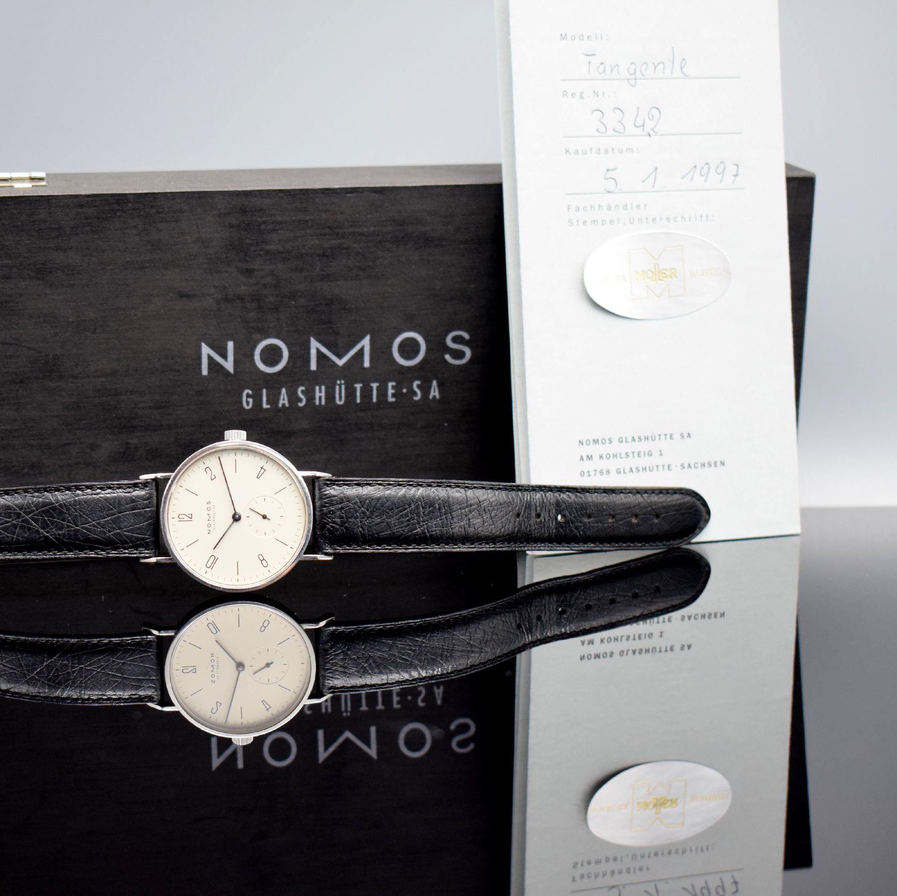 Detail g: NOMOS Tangente Glashütte Herrenarmbanduhr, Handaufzug, 3-teil. Geh., Boden & Glasrand aufgedr., Zifferbl. m. arab. Zahlen & Strichindizes, schwarze ...