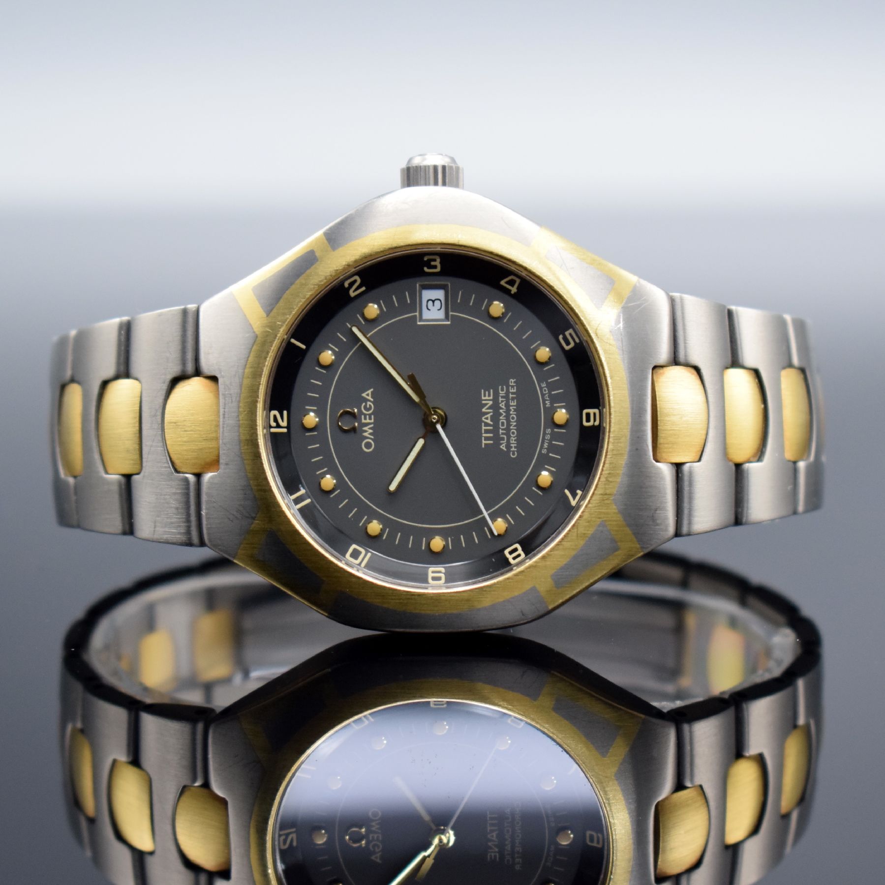 OMEGA Seamaster Titane Chronometer Herrenarmbanduhr Referenz 3680885, Schweiz um 1995, Automatik, goldintarsiertes Titangeh. inkl. Gliederband m. ...