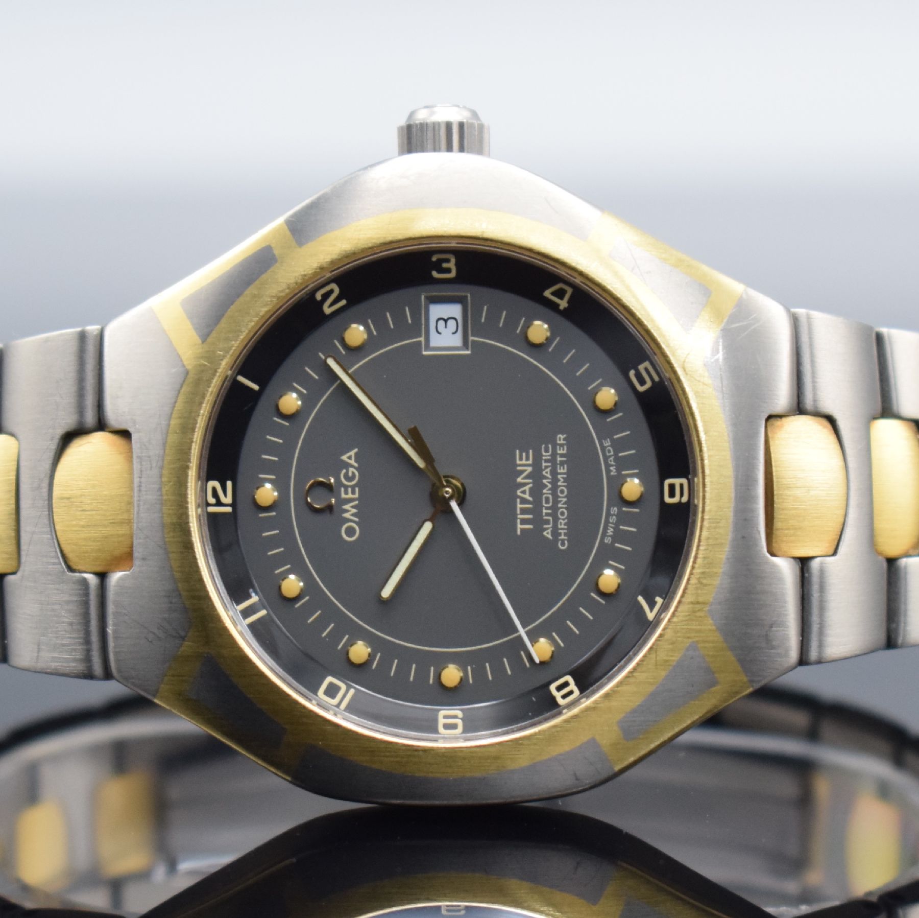 Detail a: OMEGA Seamaster Titane Chronometer Herrenarmbanduhr Referenz 3680885, Schweiz um 1995, Automatik, goldintarsiertes Titangeh. inkl. Gliederband m. ...
