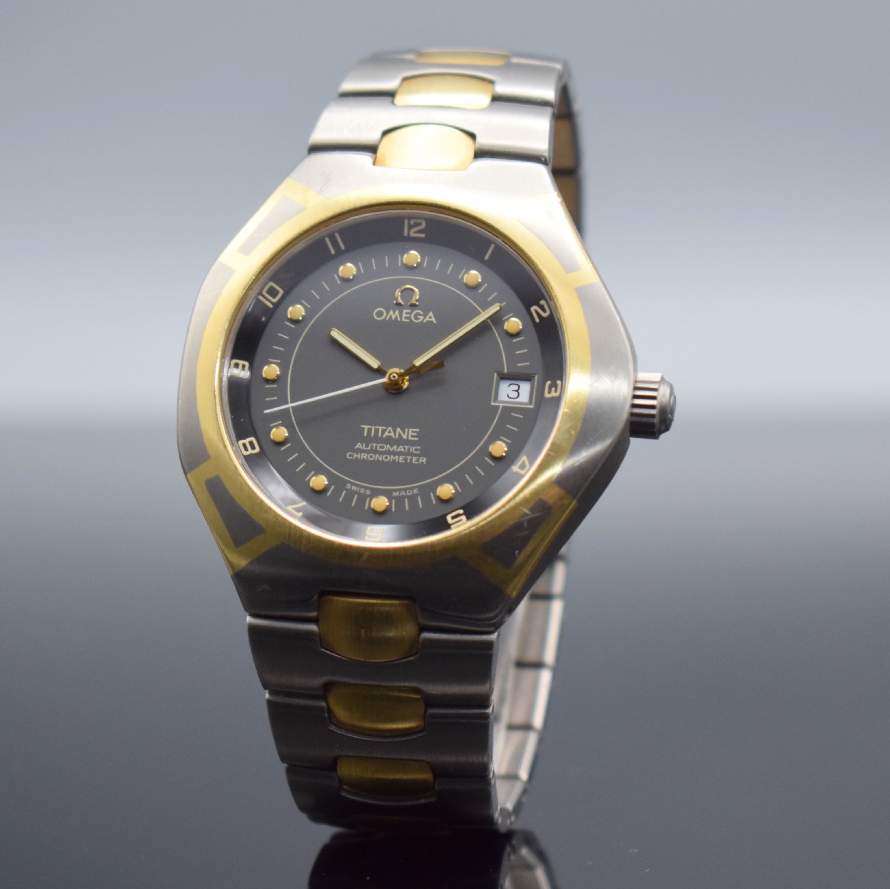 Detail b: OMEGA Seamaster Titane Chronometer Herrenarmbanduhr Referenz 3680885, Schweiz um 1995, Automatik, goldintarsiertes Titangeh. inkl. Gliederband m. ...