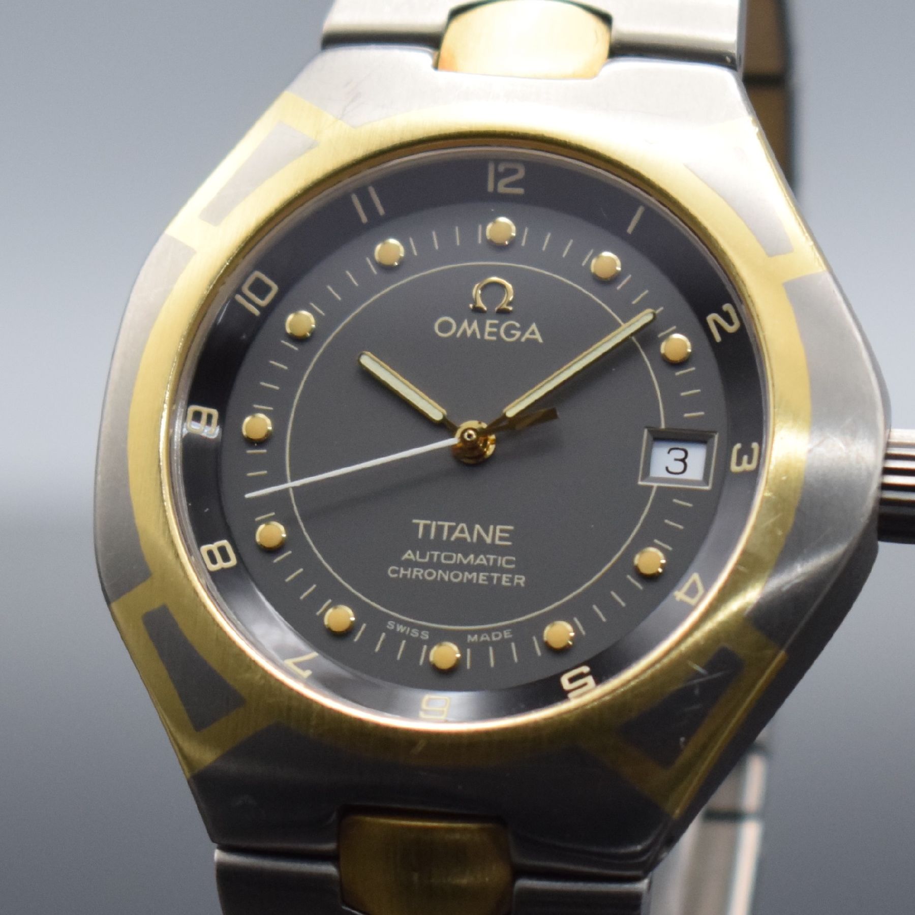 Detail c: OMEGA Seamaster Titane Chronometer Herrenarmbanduhr Referenz 3680885, Schweiz um 1995, Automatik, goldintarsiertes Titangeh. inkl. Gliederband m. ...