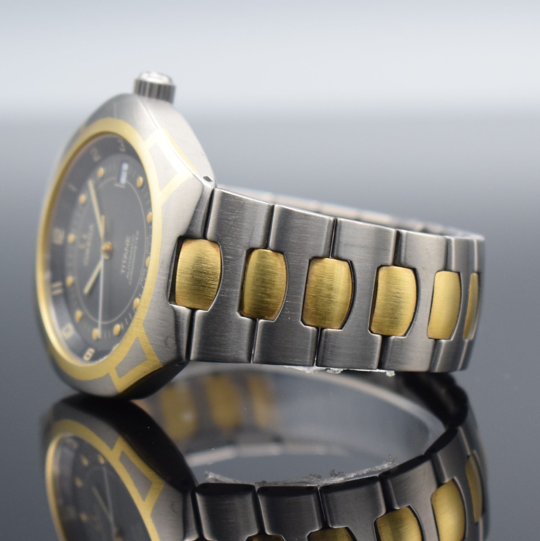 Detail d: OMEGA Seamaster Titane Chronometer Herrenarmbanduhr Referenz 3680885, Schweiz um 1995, Automatik, goldintarsiertes Titangeh. inkl. Gliederband m. ...