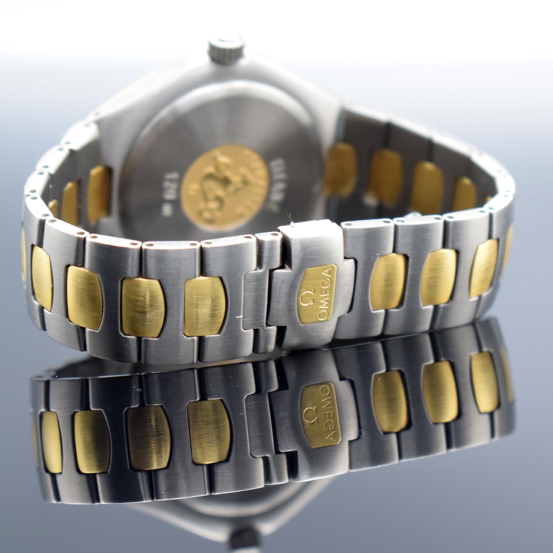 Detail e: OMEGA Seamaster Titane Chronometer Herrenarmbanduhr Referenz 3680885, Schweiz um 1995, Automatik, goldintarsiertes Titangeh. inkl. Gliederband m. ...