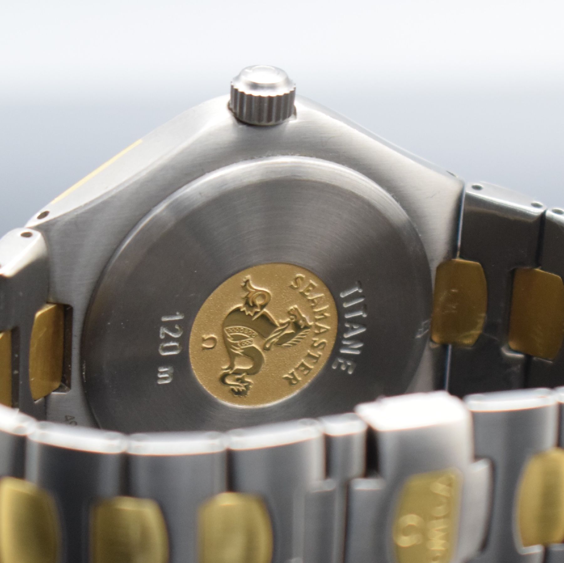 Detail f: OMEGA Seamaster Titane Chronometer Herrenarmbanduhr Referenz 3680885, Schweiz um 1995, Automatik, goldintarsiertes Titangeh. inkl. Gliederband m. ...