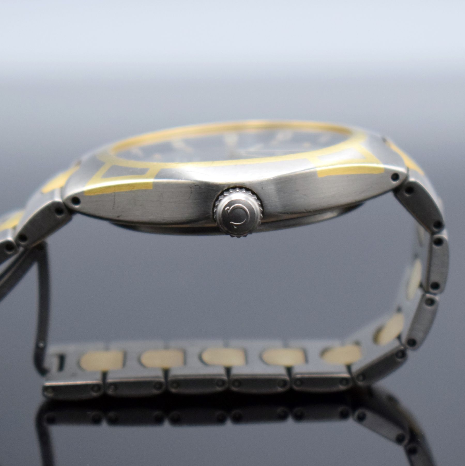 Detail g: OMEGA Seamaster Titane Chronometer Herrenarmbanduhr Referenz 3680885, Schweiz um 1995, Automatik, goldintarsiertes Titangeh. inkl. Gliederband m. ...