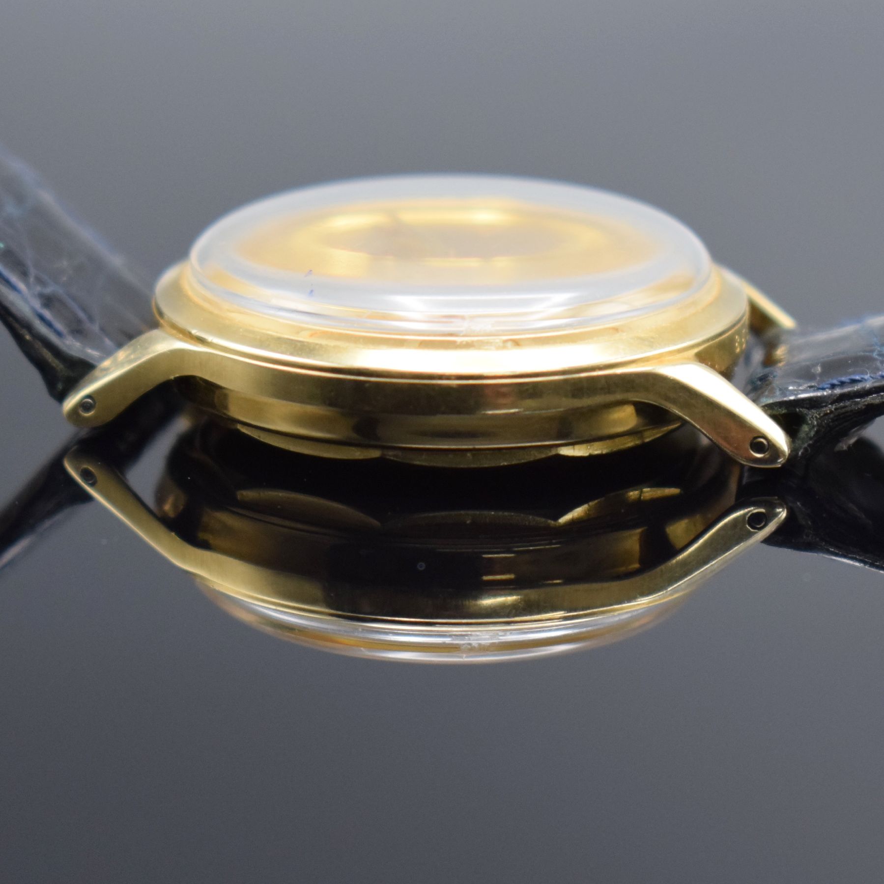 Detail d: MIDO Multifort Herrenarmbanduhr in GG 585/000, Schweiz um 1960, Automatik, 2-teil. Geh., Boden geschr., orig. Krone, gold. Zifferbl. m. aufges. ...