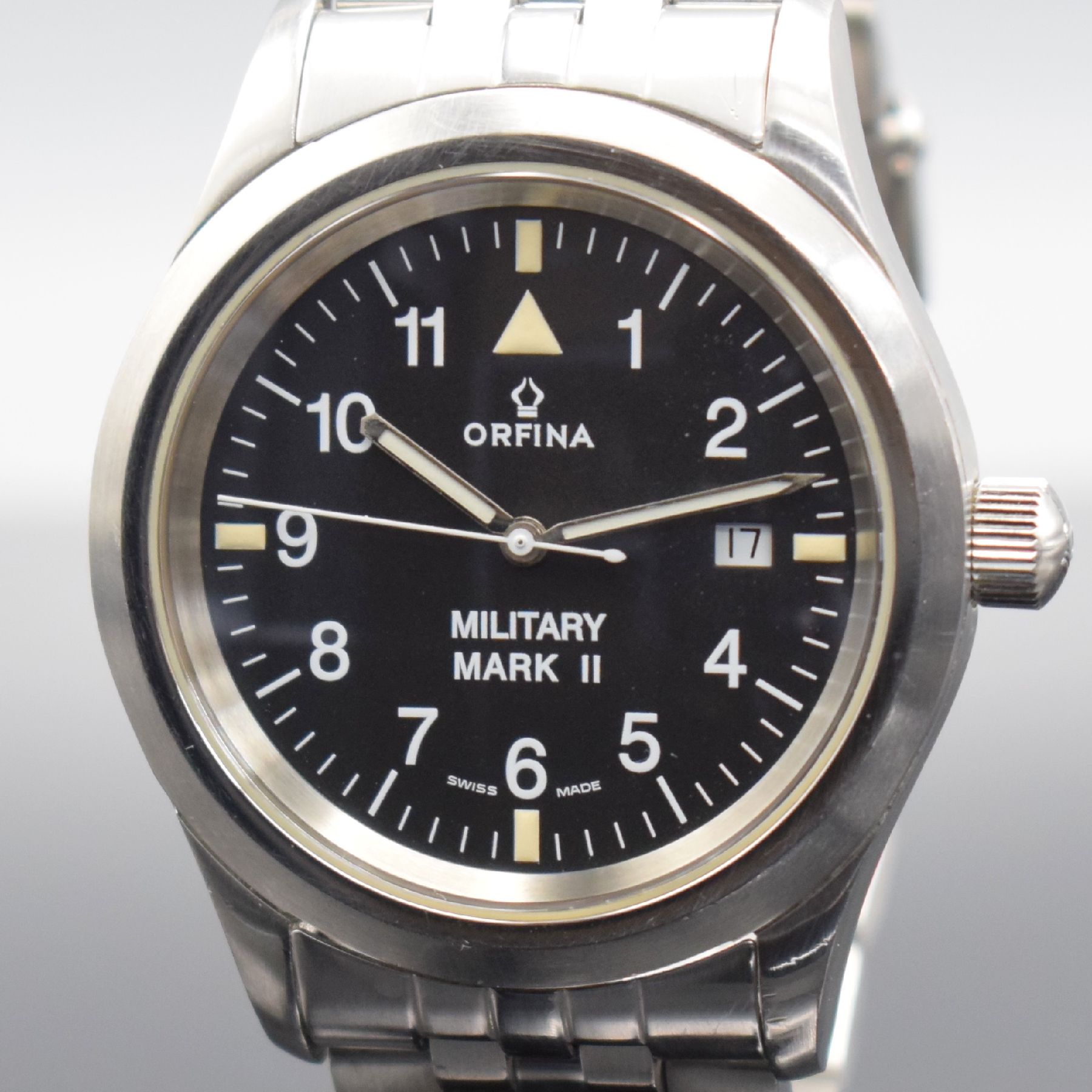 Detail a: ORFINA Military Mark II Fliegeruhr, Schweiz um 2000, Automatik, Ref. 6190, großes Edelstahlgeh., Boden geschr., Gliederband m. Faltschl., schwarzes ...