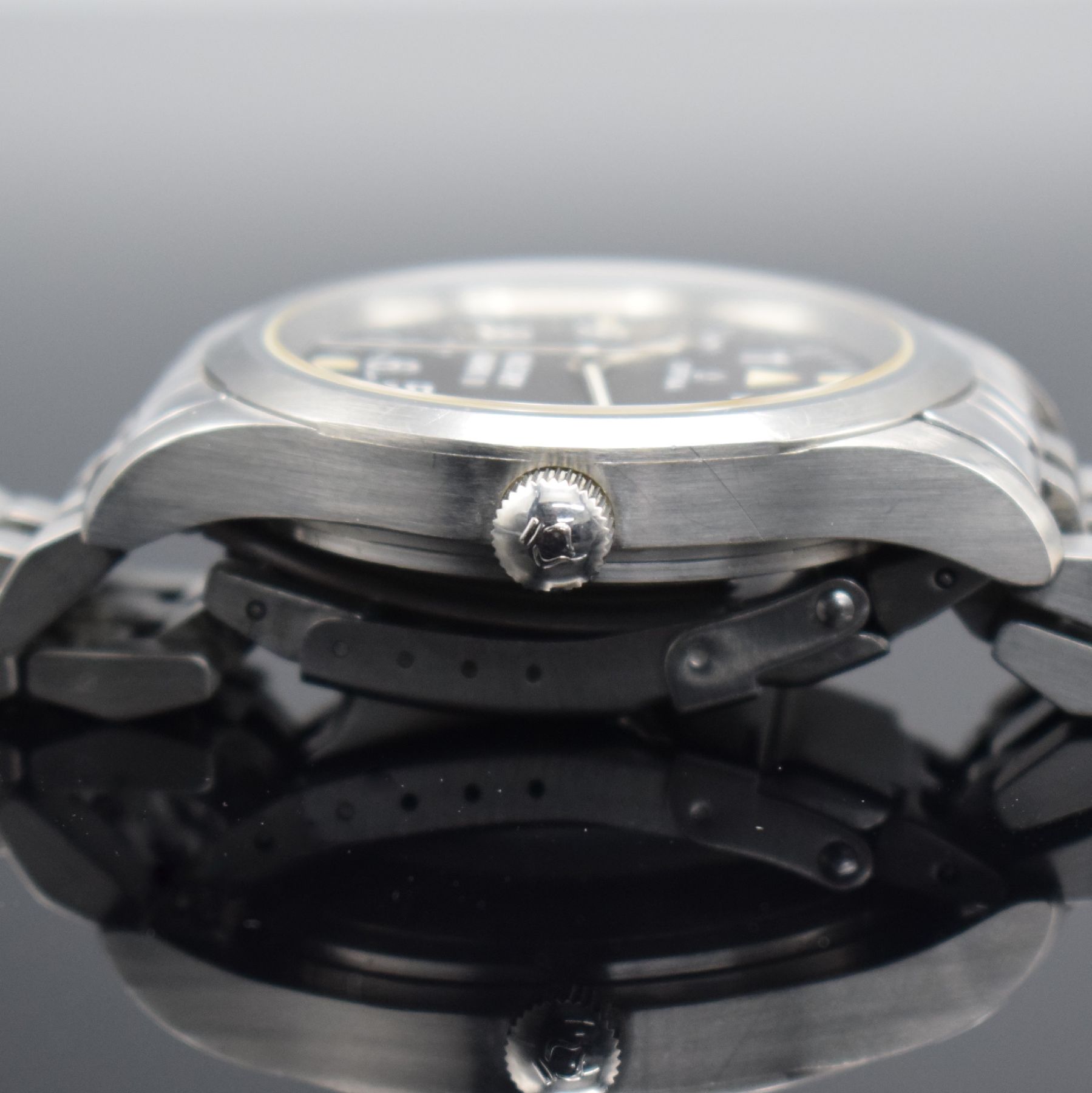 Detail d: ORFINA Military Mark II Fliegeruhr, Schweiz um 2000, Automatik, Ref. 6190, großes Edelstahlgeh., Boden geschr., Gliederband m. Faltschl., schwarzes ...