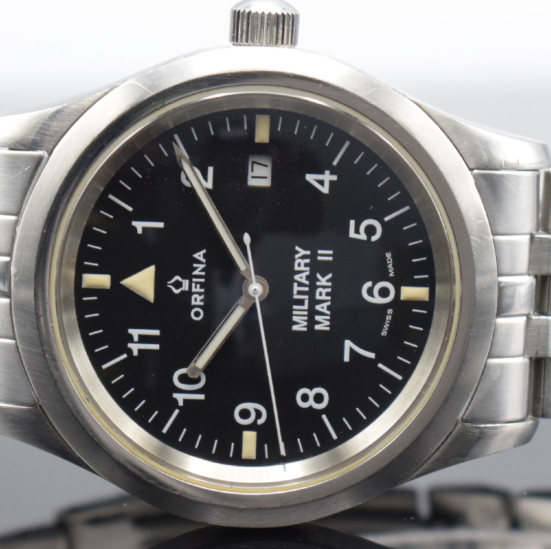 Detail j: ORFINA Military Mark II Fliegeruhr, Schweiz um 2000, Automatik, Ref. 6190, großes Edelstahlgeh., Boden geschr., Gliederband m. Faltschl., schwarzes ...