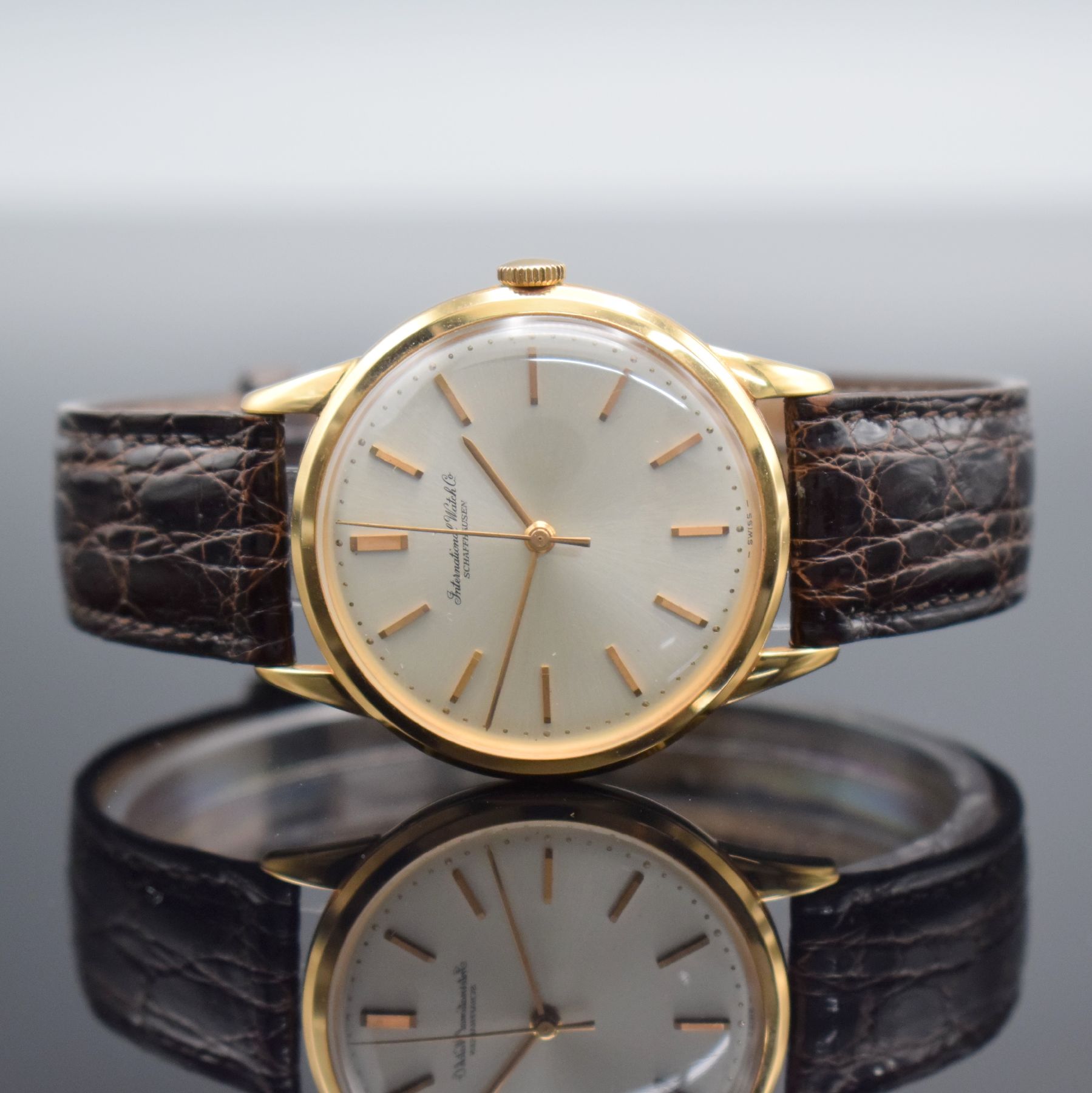 IWC Herrenarmbanduhr in RoseG 750/000 mit Kaliber 89, Schweiz um 1970, Handaufzug, 3- teil. Geh., Boden & Glasrand aufgedr., silb. Zifferbl. m. gold. ...