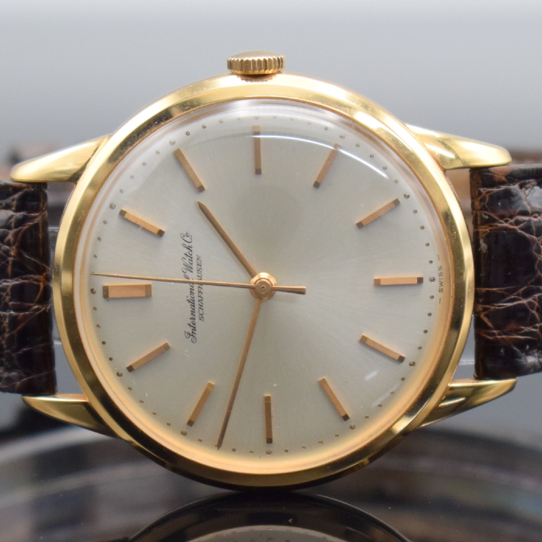 Detail a: IWC Herrenarmbanduhr in RoseG 750/000 mit Kaliber 89, Schweiz um 1970, Handaufzug, 3- teil. Geh., Boden & Glasrand aufgedr., silb. Zifferbl. m. gold. ...