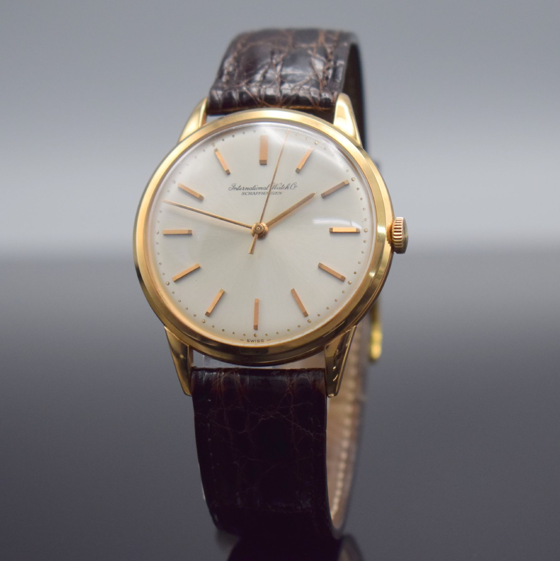 Detail b: IWC Herrenarmbanduhr in RoseG 750/000 mit Kaliber 89, Schweiz um 1970, Handaufzug, 3- teil. Geh., Boden & Glasrand aufgedr., silb. Zifferbl. m. gold. ...