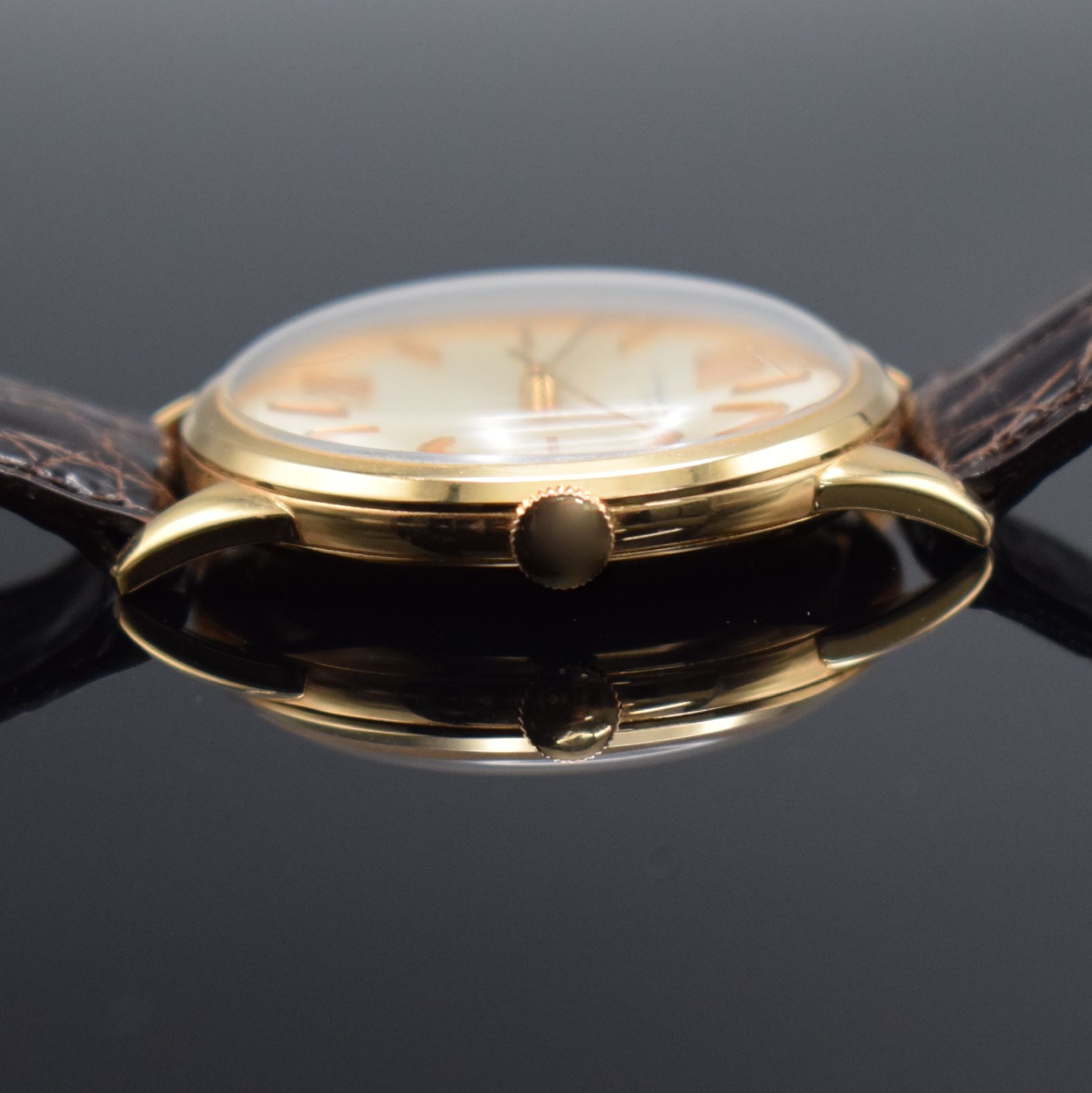 Detail c: IWC Herrenarmbanduhr in RoseG 750/000 mit Kaliber 89, Schweiz um 1970, Handaufzug, 3- teil. Geh., Boden & Glasrand aufgedr., silb. Zifferbl. m. gold. ...