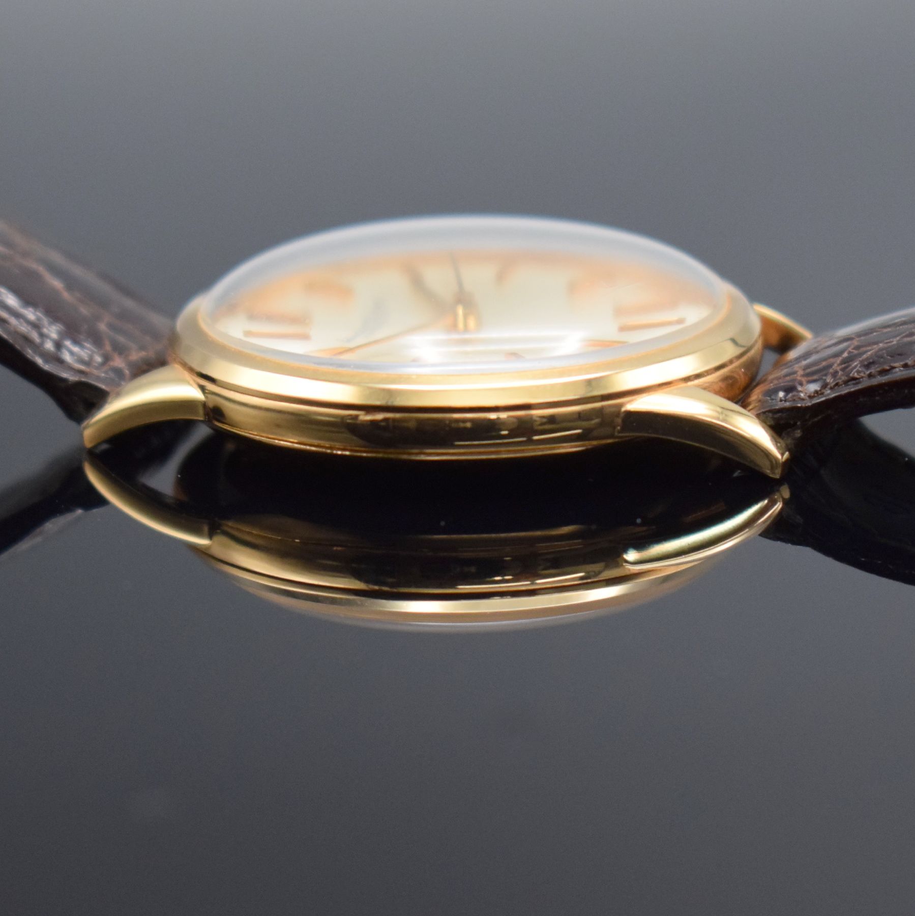 Detail d: IWC Herrenarmbanduhr in RoseG 750/000 mit Kaliber 89, Schweiz um 1970, Handaufzug, 3- teil. Geh., Boden & Glasrand aufgedr., silb. Zifferbl. m. gold. ...