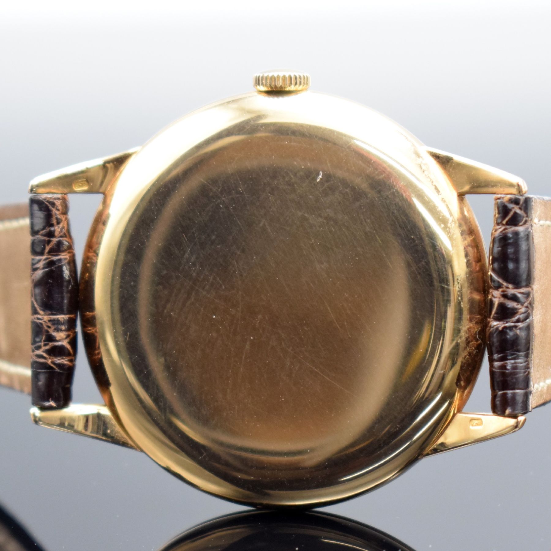 Detail e: IWC Herrenarmbanduhr in RoseG 750/000 mit Kaliber 89, Schweiz um 1970, Handaufzug, 3- teil. Geh., Boden & Glasrand aufgedr., silb. Zifferbl. m. gold. ...