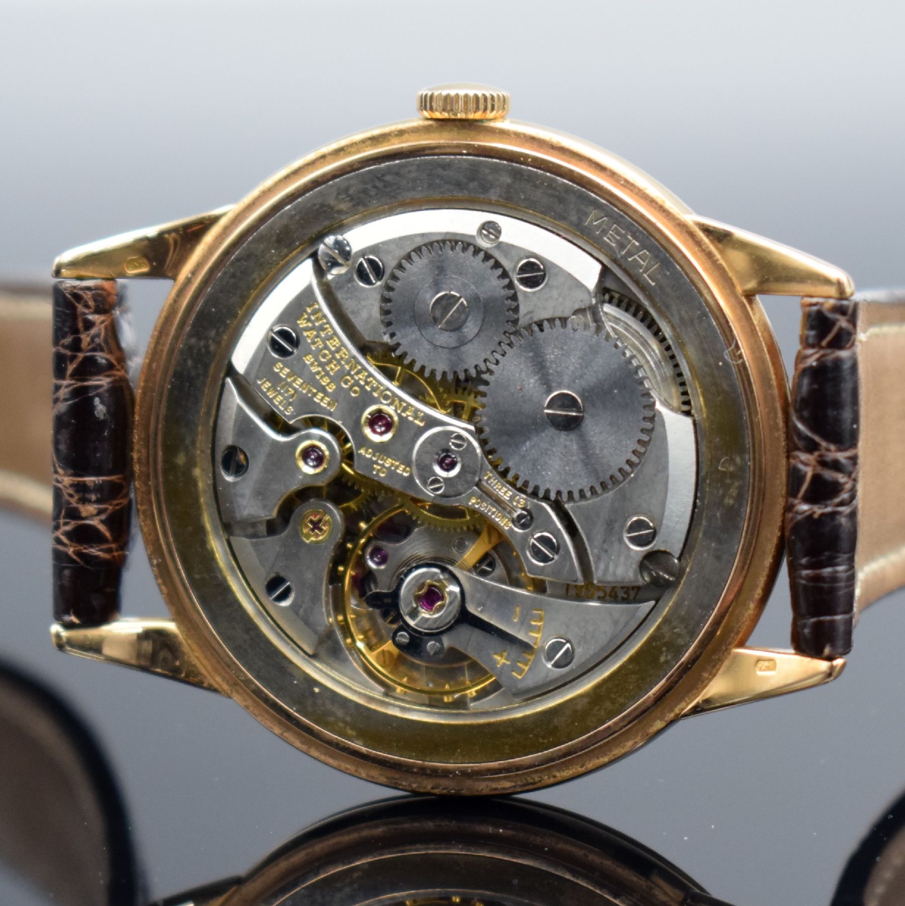 Detail f: IWC Herrenarmbanduhr in RoseG 750/000 mit Kaliber 89, Schweiz um 1970, Handaufzug, 3- teil. Geh., Boden & Glasrand aufgedr., silb. Zifferbl. m. gold. ...