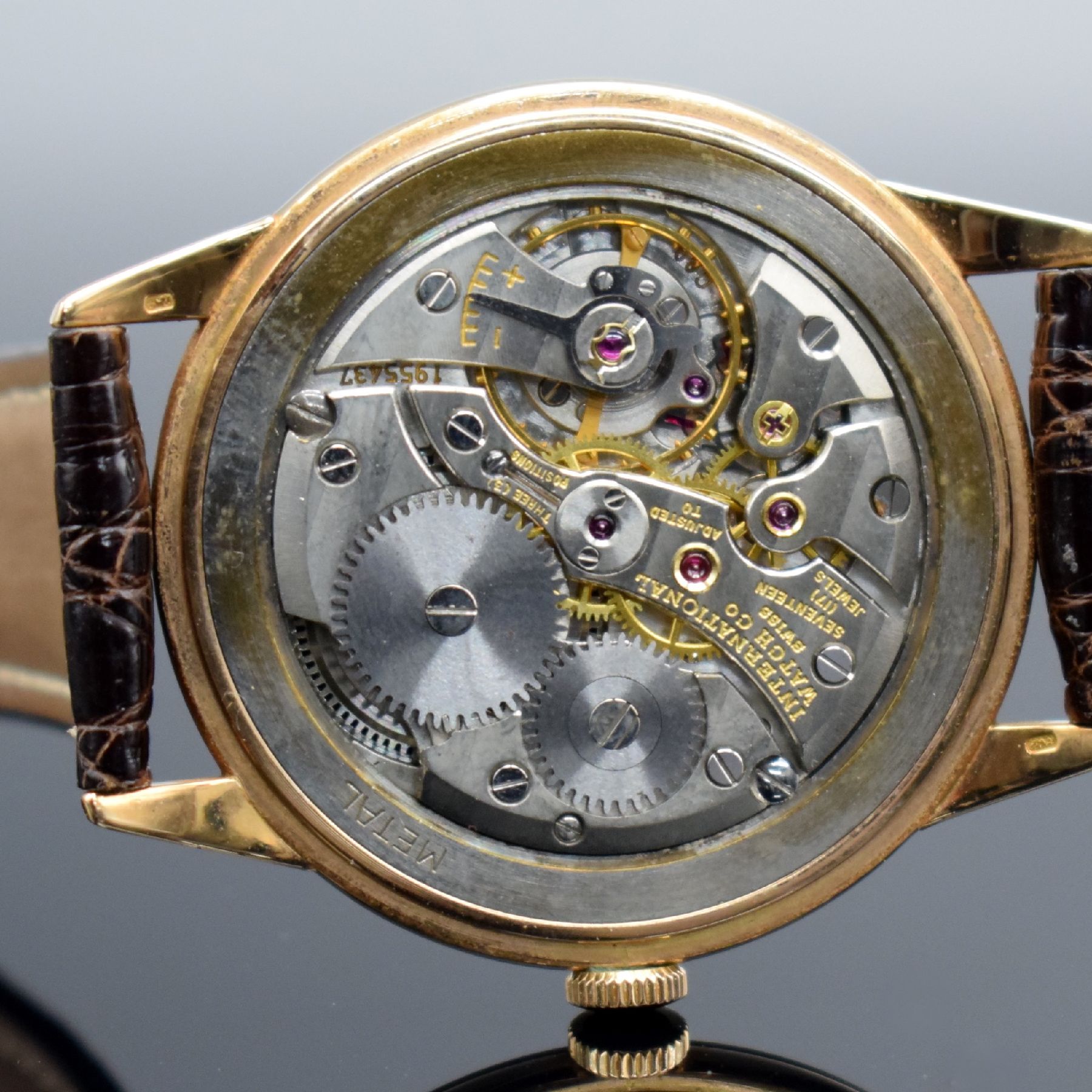 Detail g: IWC Herrenarmbanduhr in RoseG 750/000 mit Kaliber 89, Schweiz um 1970, Handaufzug, 3- teil. Geh., Boden & Glasrand aufgedr., silb. Zifferbl. m. gold. ...