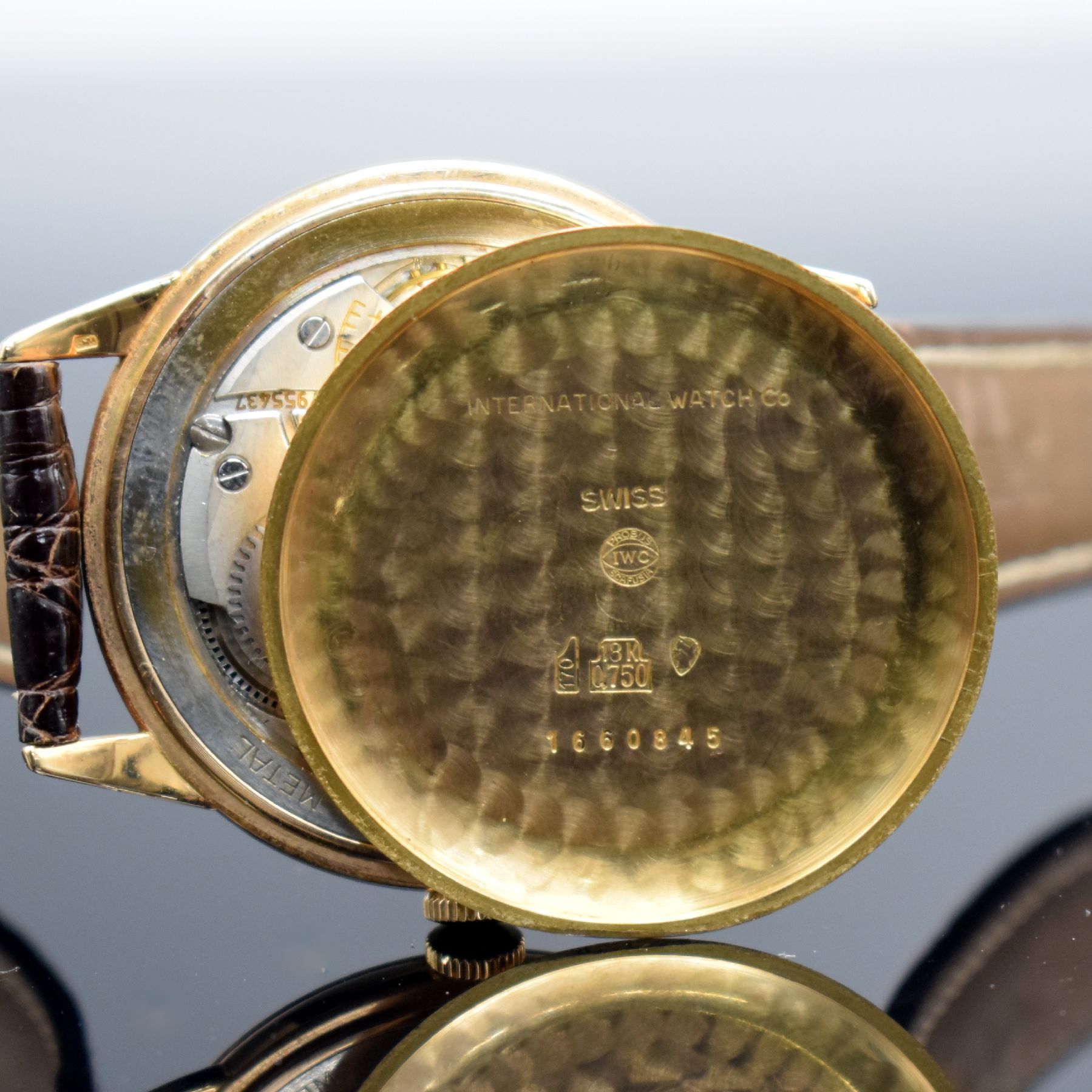 Detail h: IWC Herrenarmbanduhr in RoseG 750/000 mit Kaliber 89, Schweiz um 1970, Handaufzug, 3- teil. Geh., Boden & Glasrand aufgedr., silb. Zifferbl. m. gold. ...