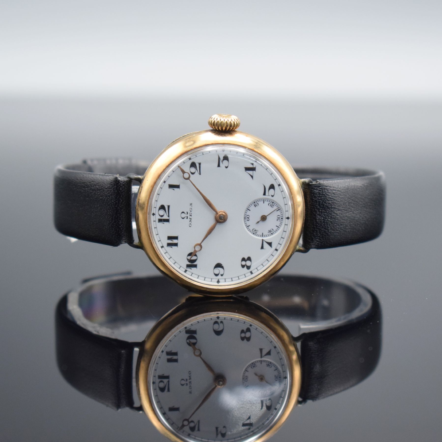 OMEGA frühe Armbanduhr in RoseG 585/000, Schweiz um 1920, Handaufzug, 3-teil. Geh. mit Scharnierboden, Goldcuvette, Emailzifferbl. m. arab. Zahlen, ...