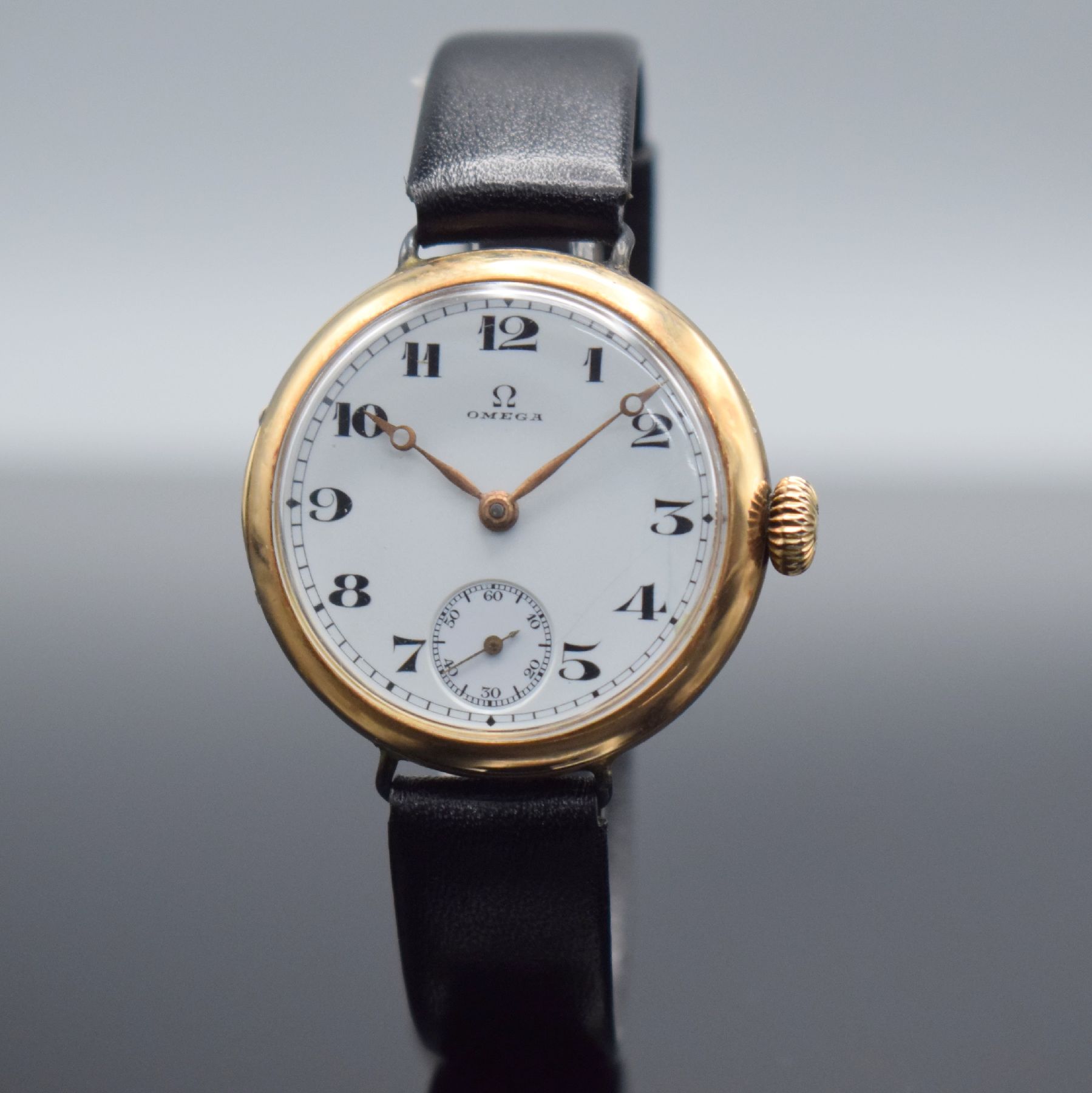 Detail a: OMEGA frühe Armbanduhr in RoseG 585/000, Schweiz um 1920, Handaufzug, 3-teil. Geh. mit Scharnierboden, Goldcuvette, Emailzifferbl. m. arab. Zahlen, ...