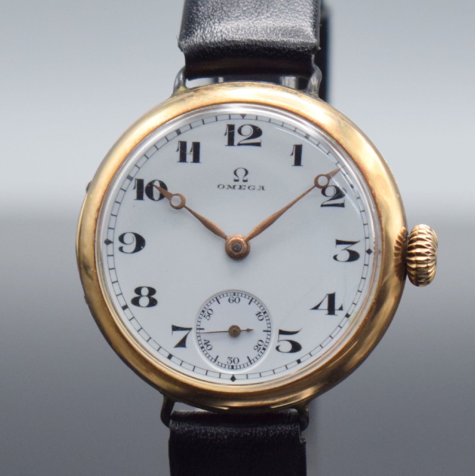 Detail b: OMEGA frühe Armbanduhr in RoseG 585/000, Schweiz um 1920, Handaufzug, 3-teil. Geh. mit Scharnierboden, Goldcuvette, Emailzifferbl. m. arab. Zahlen, ...