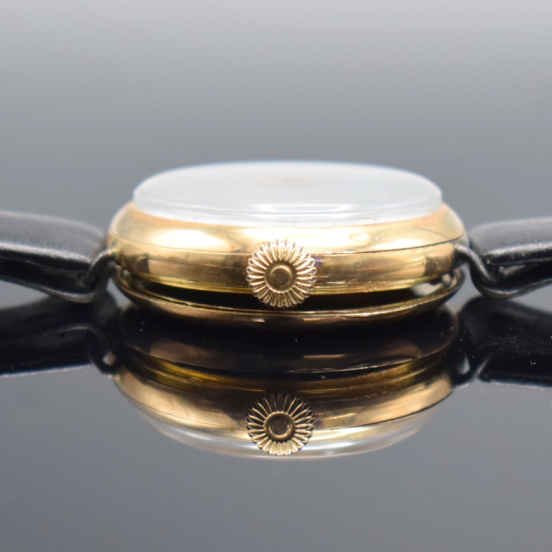 Detail c: OMEGA frühe Armbanduhr in RoseG 585/000, Schweiz um 1920, Handaufzug, 3-teil. Geh. mit Scharnierboden, Goldcuvette, Emailzifferbl. m. arab. Zahlen, ...