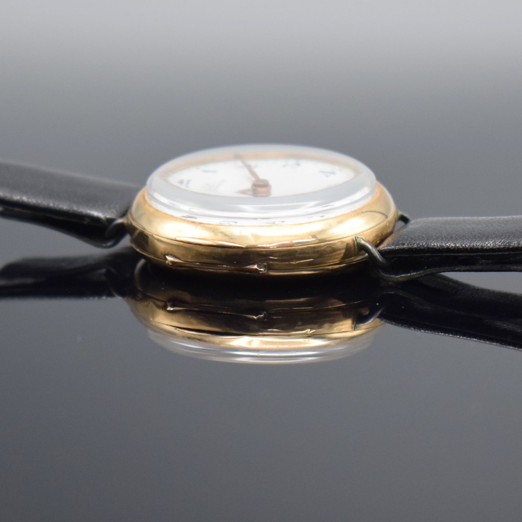 Detail d: OMEGA frühe Armbanduhr in RoseG 585/000, Schweiz um 1920, Handaufzug, 3-teil. Geh. mit Scharnierboden, Goldcuvette, Emailzifferbl. m. arab. Zahlen, ...