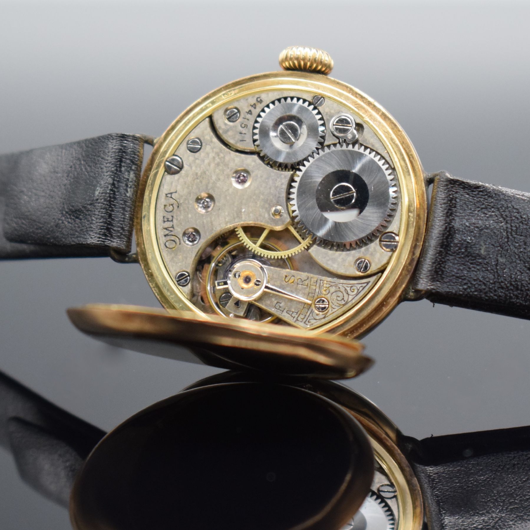 Detail f: OMEGA frühe Armbanduhr in RoseG 585/000, Schweiz um 1920, Handaufzug, 3-teil. Geh. mit Scharnierboden, Goldcuvette, Emailzifferbl. m. arab. Zahlen, ...