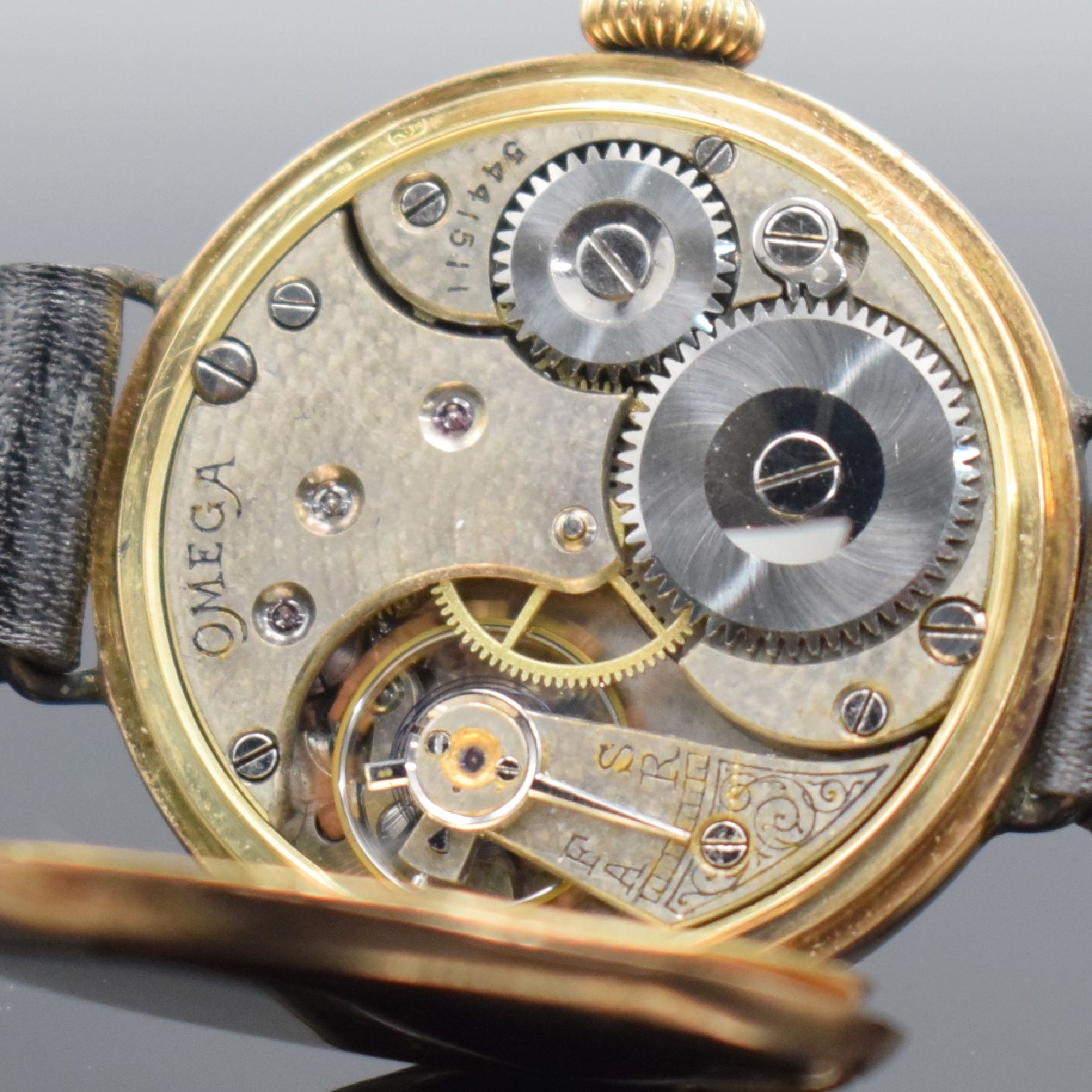 Detail g: OMEGA frühe Armbanduhr in RoseG 585/000, Schweiz um 1920, Handaufzug, 3-teil. Geh. mit Scharnierboden, Goldcuvette, Emailzifferbl. m. arab. Zahlen, ...