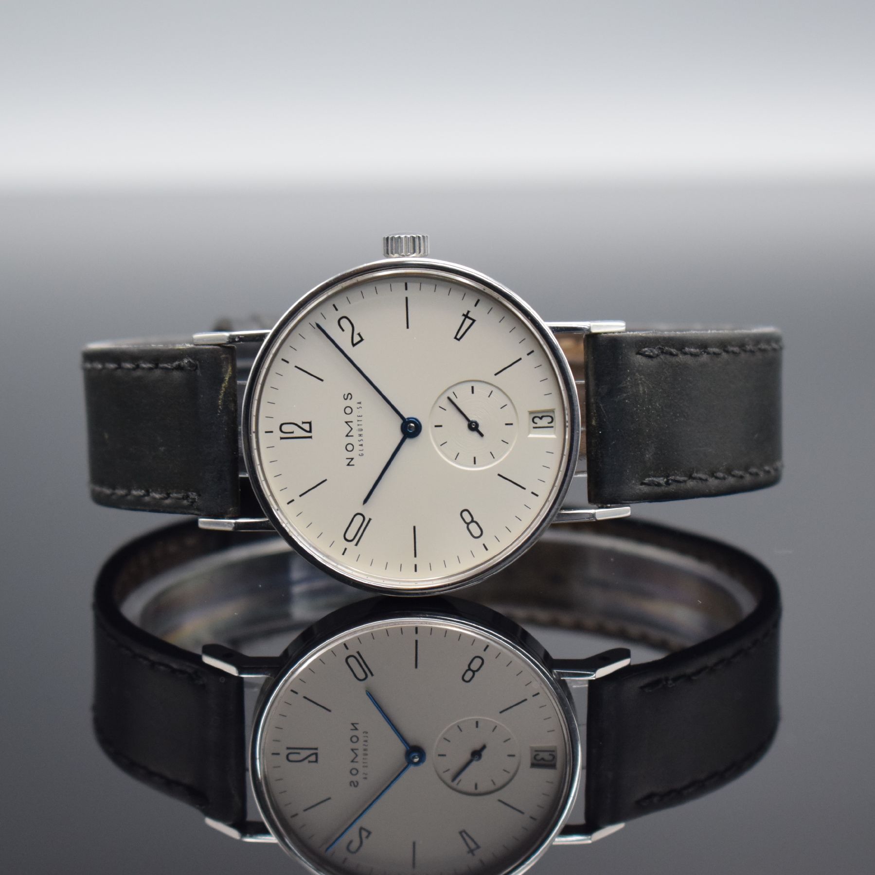 NOMOS Tangente Glashütte Herrenarmbanduhr mit Datum, Handaufzug, beids. vergl. Edelstahlgeh., Boden & Glasrand aufgedr., silb. Zifferbl., gebl. ...