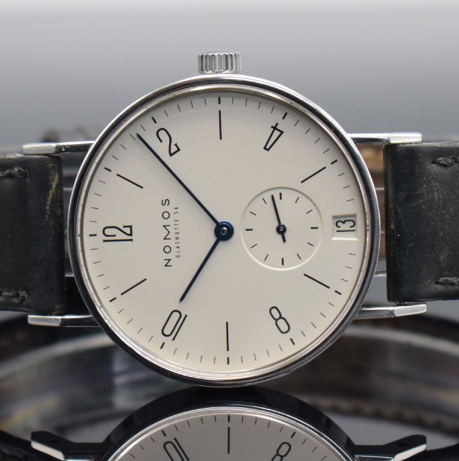 Detail a: NOMOS Tangente Glashütte Herrenarmbanduhr mit Datum, Handaufzug, beids. vergl. Edelstahlgeh., Boden & Glasrand aufgedr., silb. Zifferbl., gebl. ...