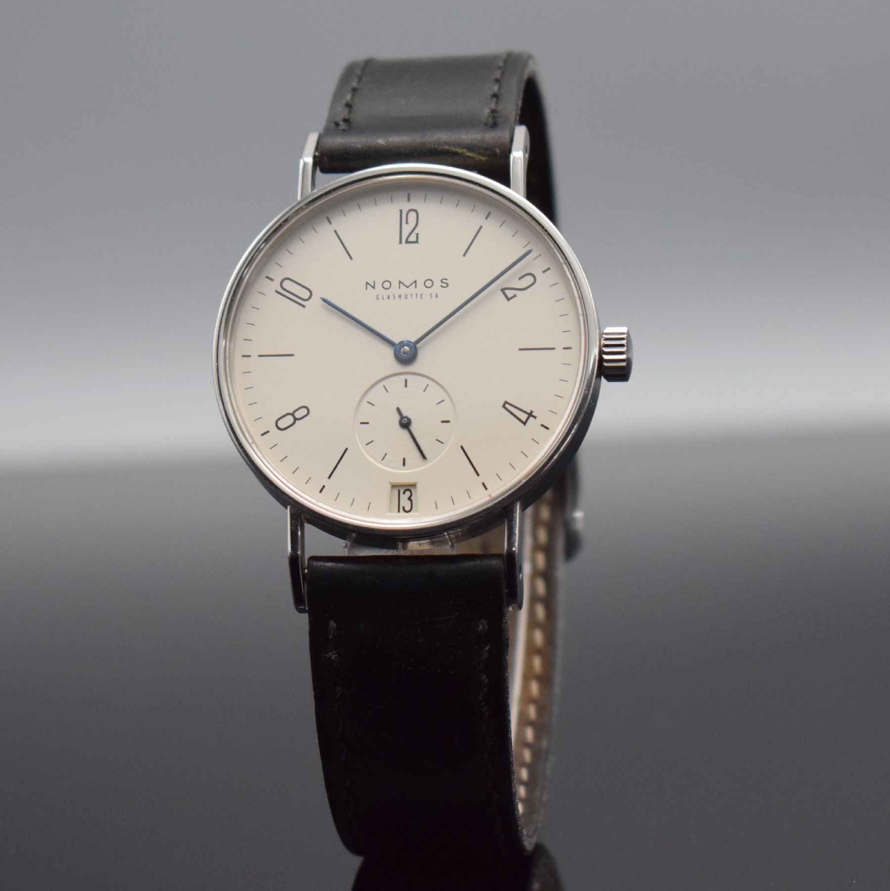 Detail b: NOMOS Tangente Glashütte Herrenarmbanduhr mit Datum, Handaufzug, beids. vergl. Edelstahlgeh., Boden & Glasrand aufgedr., silb. Zifferbl., gebl. ...