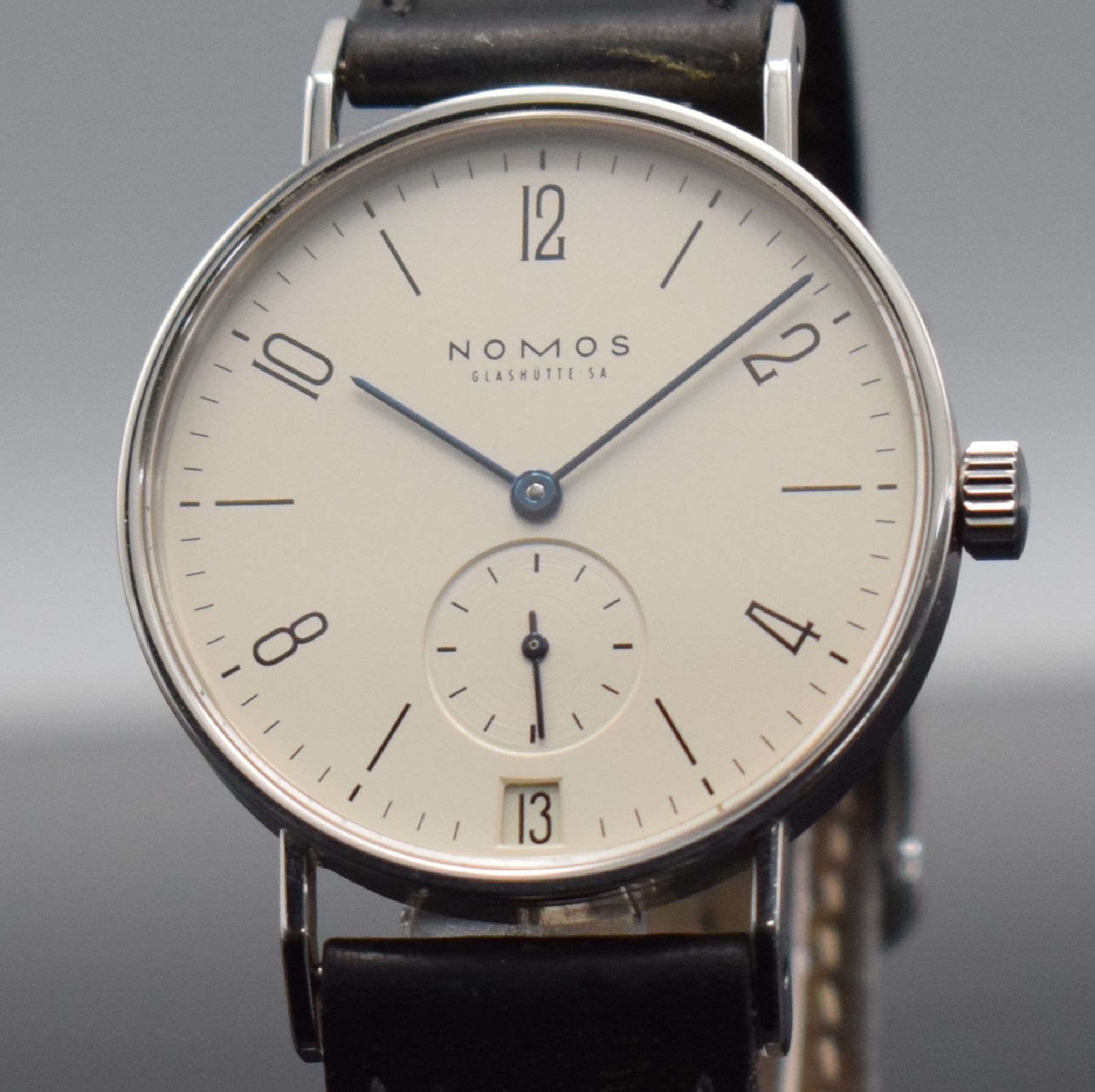 Detail c: NOMOS Tangente Glashütte Herrenarmbanduhr mit Datum, Handaufzug, beids. vergl. Edelstahlgeh., Boden & Glasrand aufgedr., silb. Zifferbl., gebl. ...