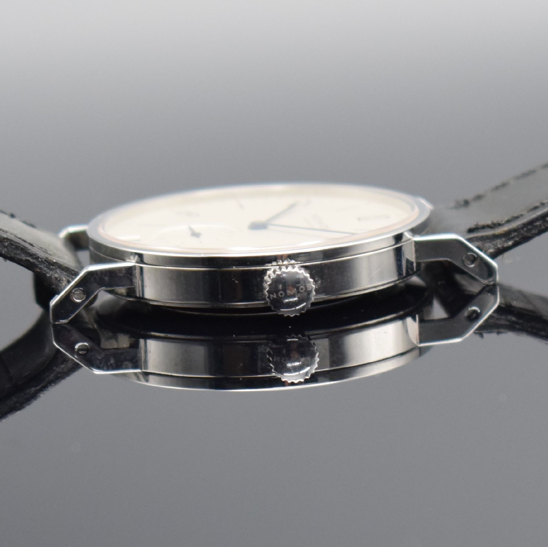 Detail d: NOMOS Tangente Glashütte Herrenarmbanduhr mit Datum, Handaufzug, beids. vergl. Edelstahlgeh., Boden & Glasrand aufgedr., silb. Zifferbl., gebl. ...